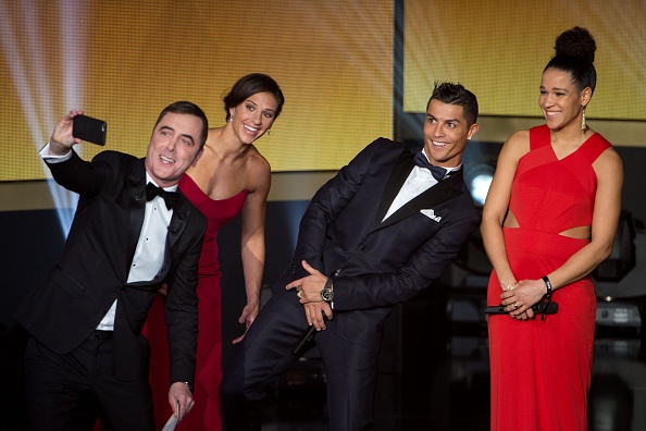 Ronaldo hao hung tham du su kien trao Qua bong vang hinh anh