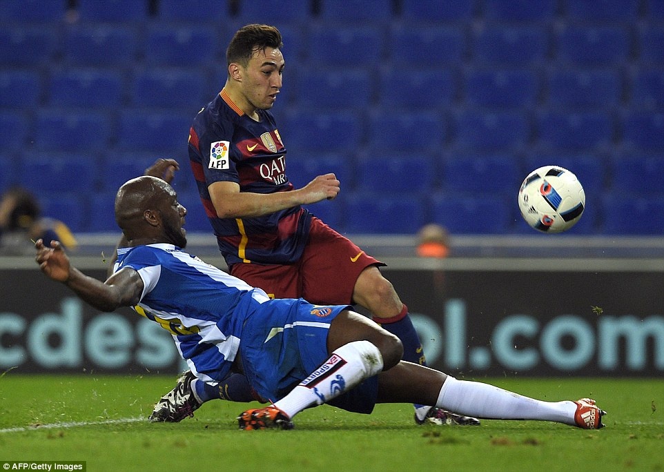 Fan Espanyol dung Shakira de choc tuc Pique hinh anh