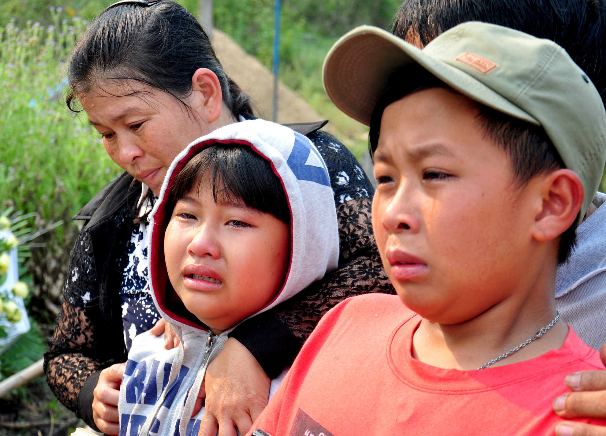 Nghin nguoi que ngheo tien dua 9 hoc sinh chet duoi hinh anh