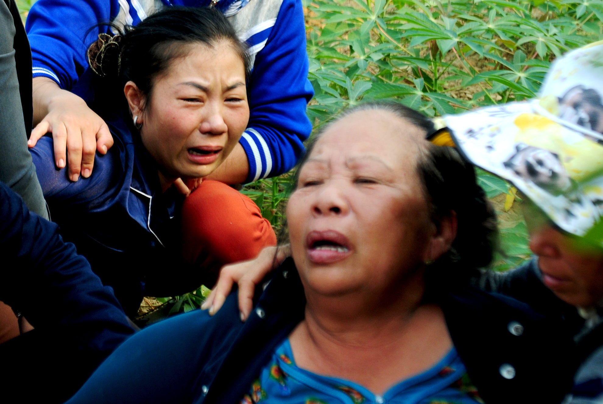 Tieng khoc xe long ngay dua tang 9 nam sinh chet duoi hinh anh