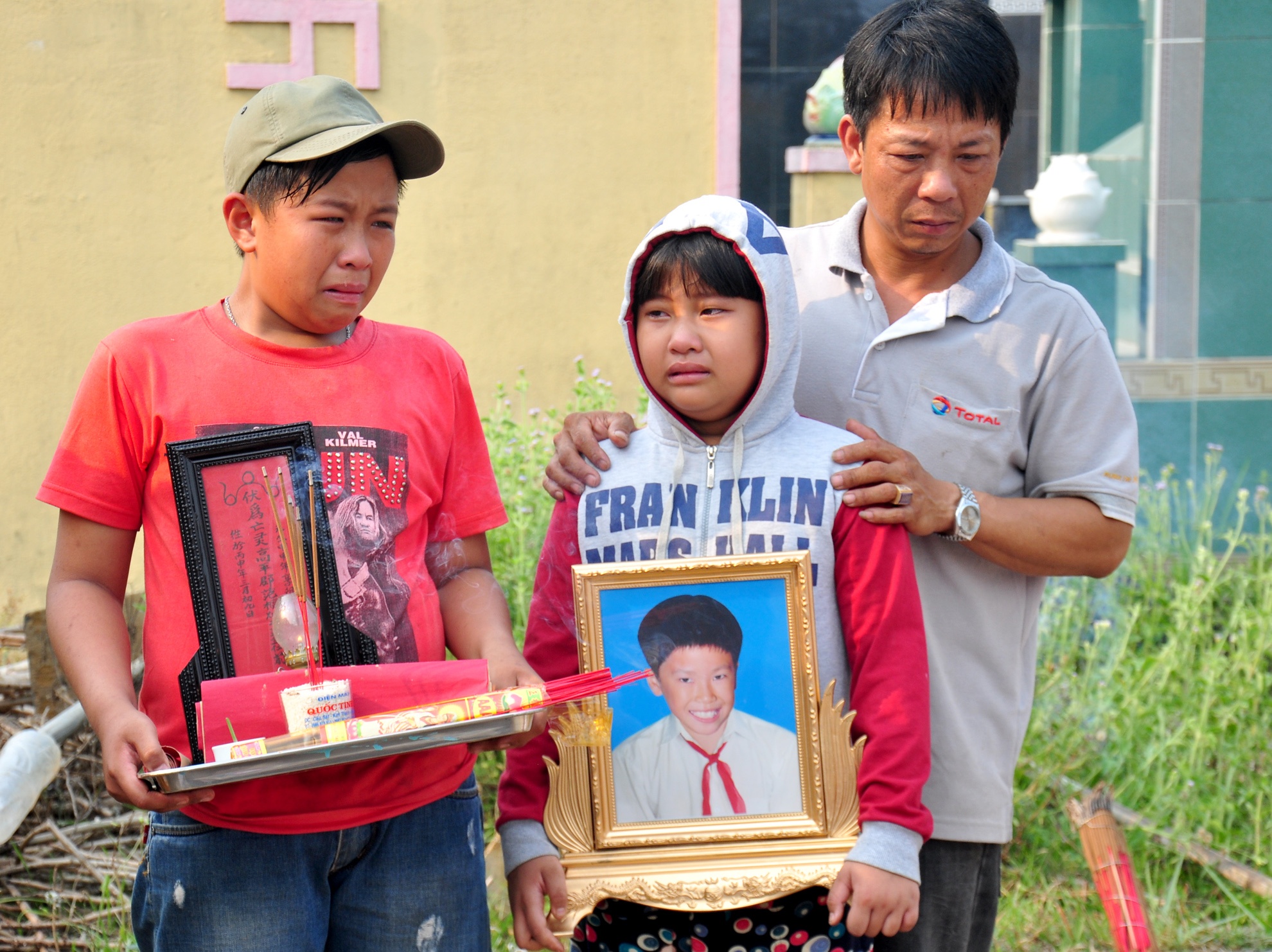 9 hoc sinh chet duoi anh 4