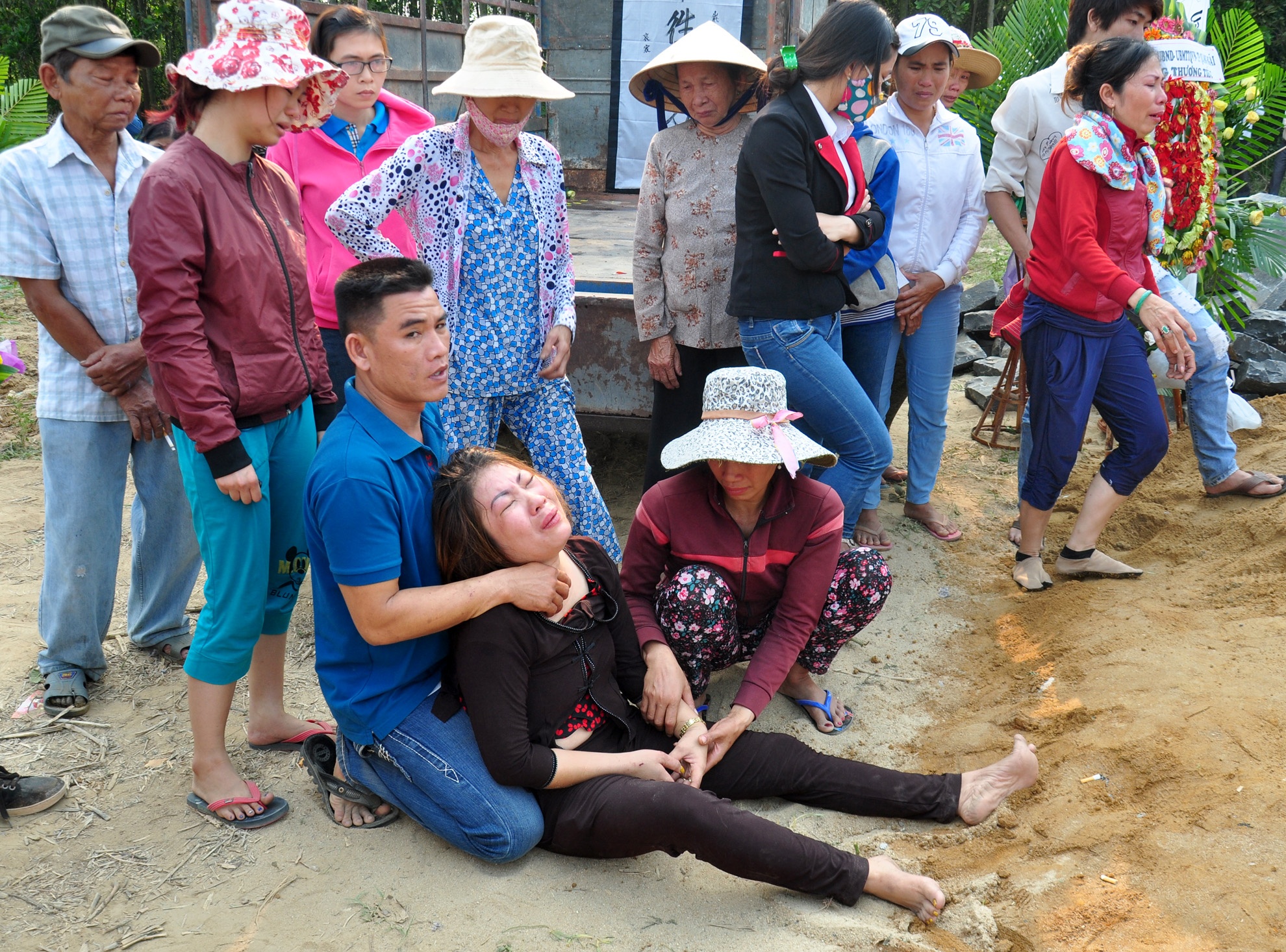 9 hoc sinh chet duoi anh 3