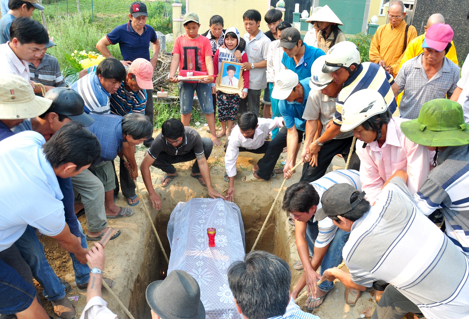 9 hoc sinh chet duoi anh 9