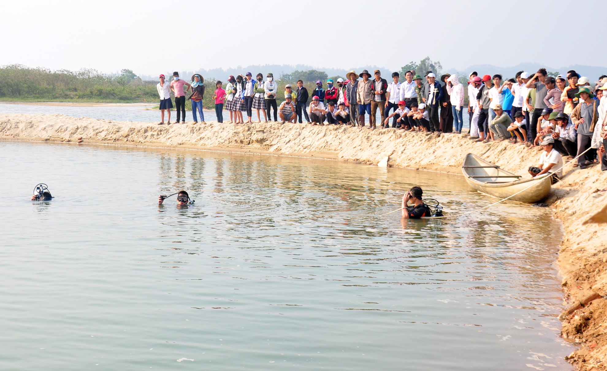 9 nam sinh chet duoi vi truot xuong vuc nuoc sau hinh anh