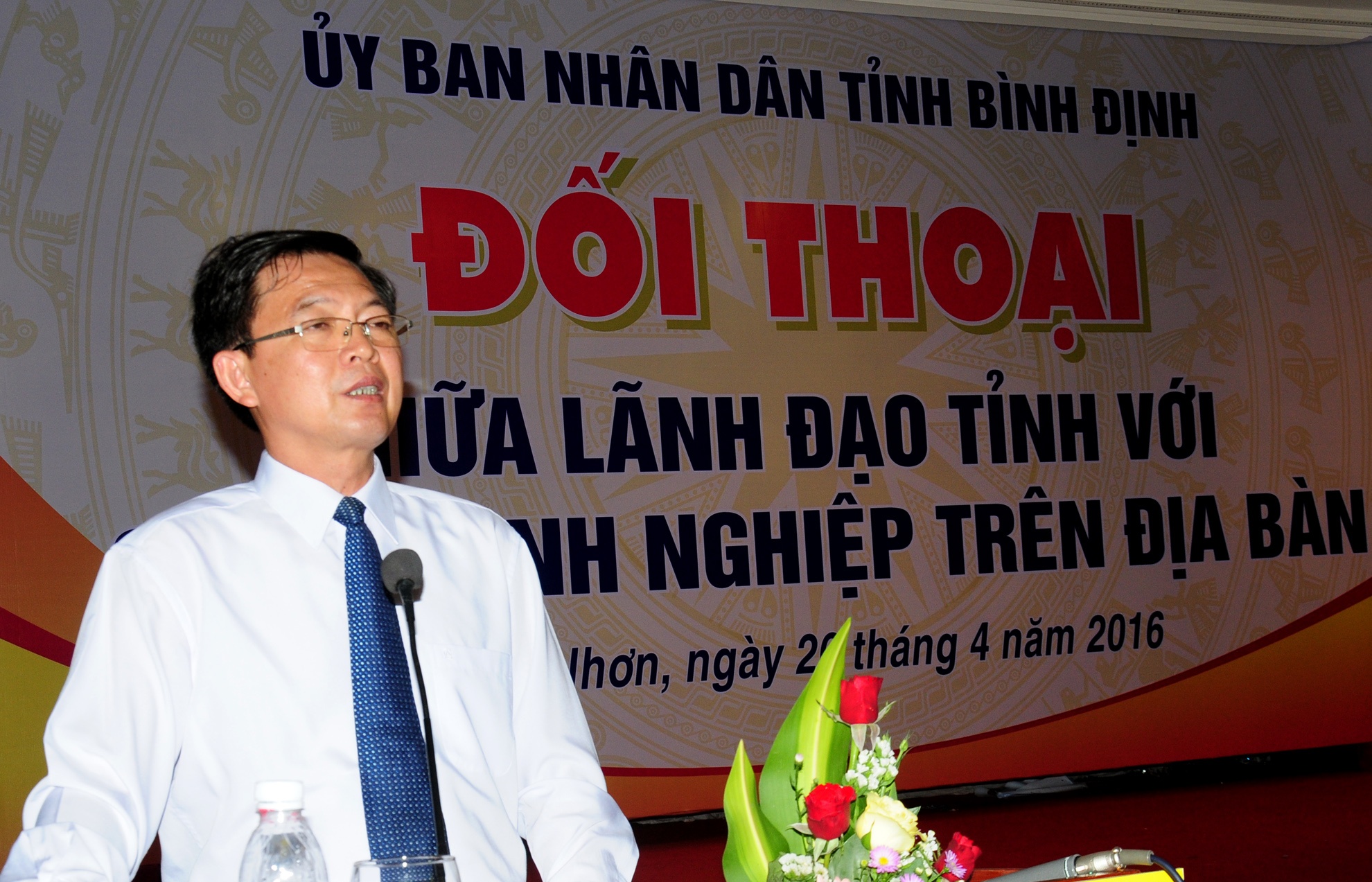 Chu tich Binh Dinh quyet  xu ly can bo gay phien ha doanh nghiep hinh anh