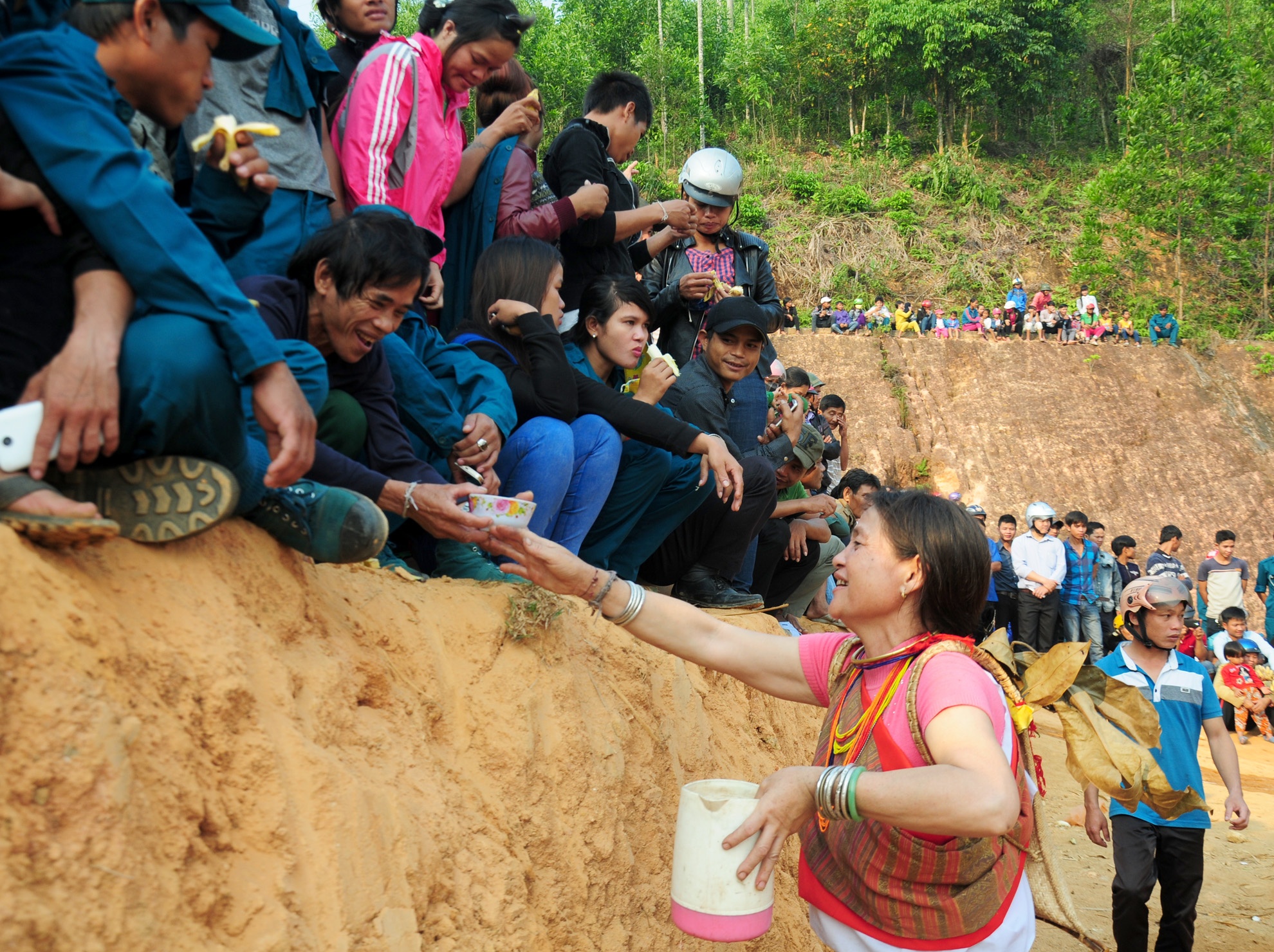 Chi hon 100 trieu lam le dam trau anh 3