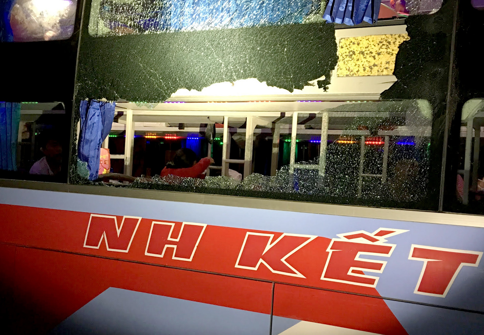 Ném gạch đá vào xe khách ảnh 2 Nem gach da vao xe khach anh 2