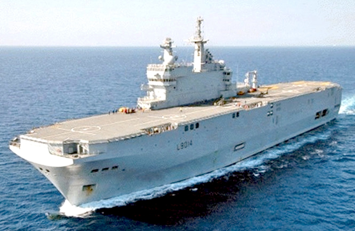 Chien ham Hai quan Phap vao Cang quoc te Cam Ranh hinh anh