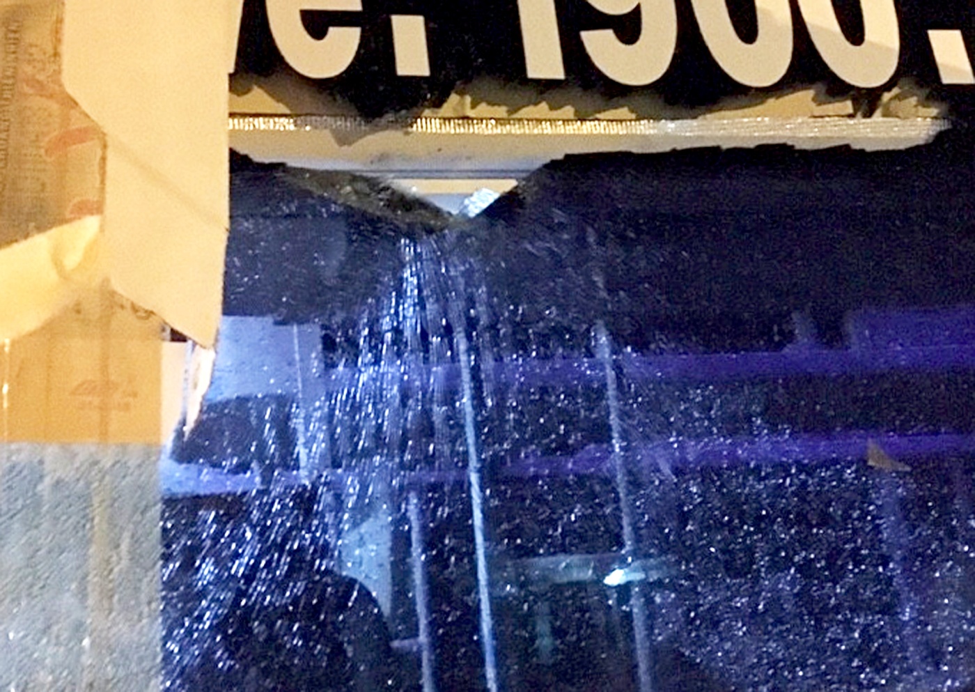 XE KHACH SON TUNG BI NEM DA anh 2