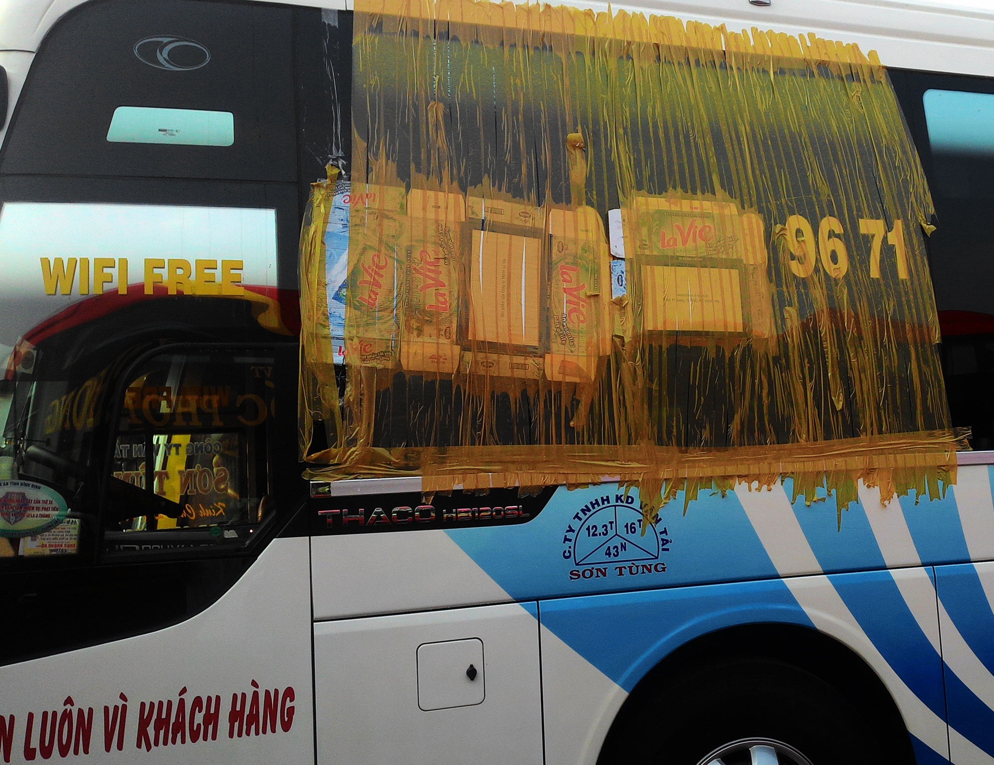 XE KHACH SON TUNG BI NEM DA anh 3