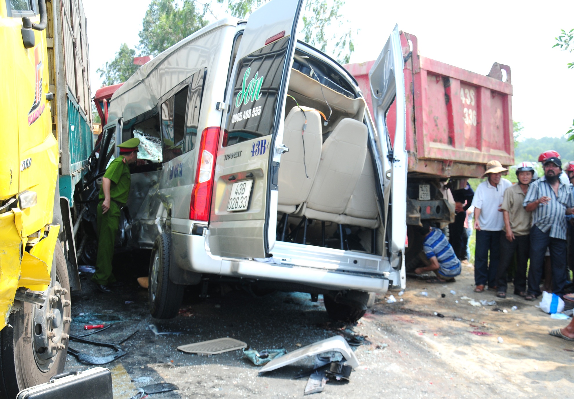 Vu xe khach va cham xe ben anh 2