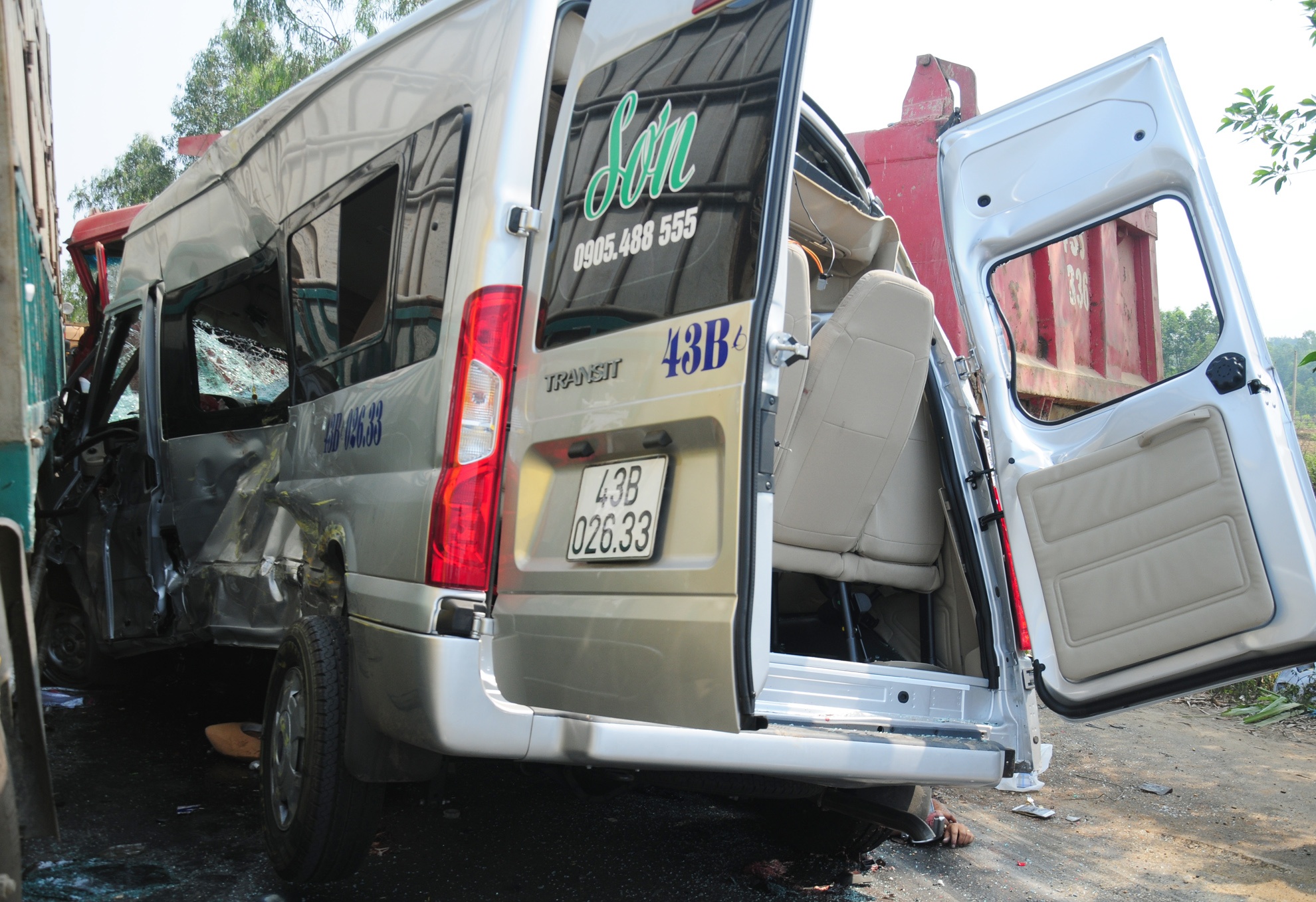 Can canh xe tai va cham xe khach, 4 nguoi chet hinh anh