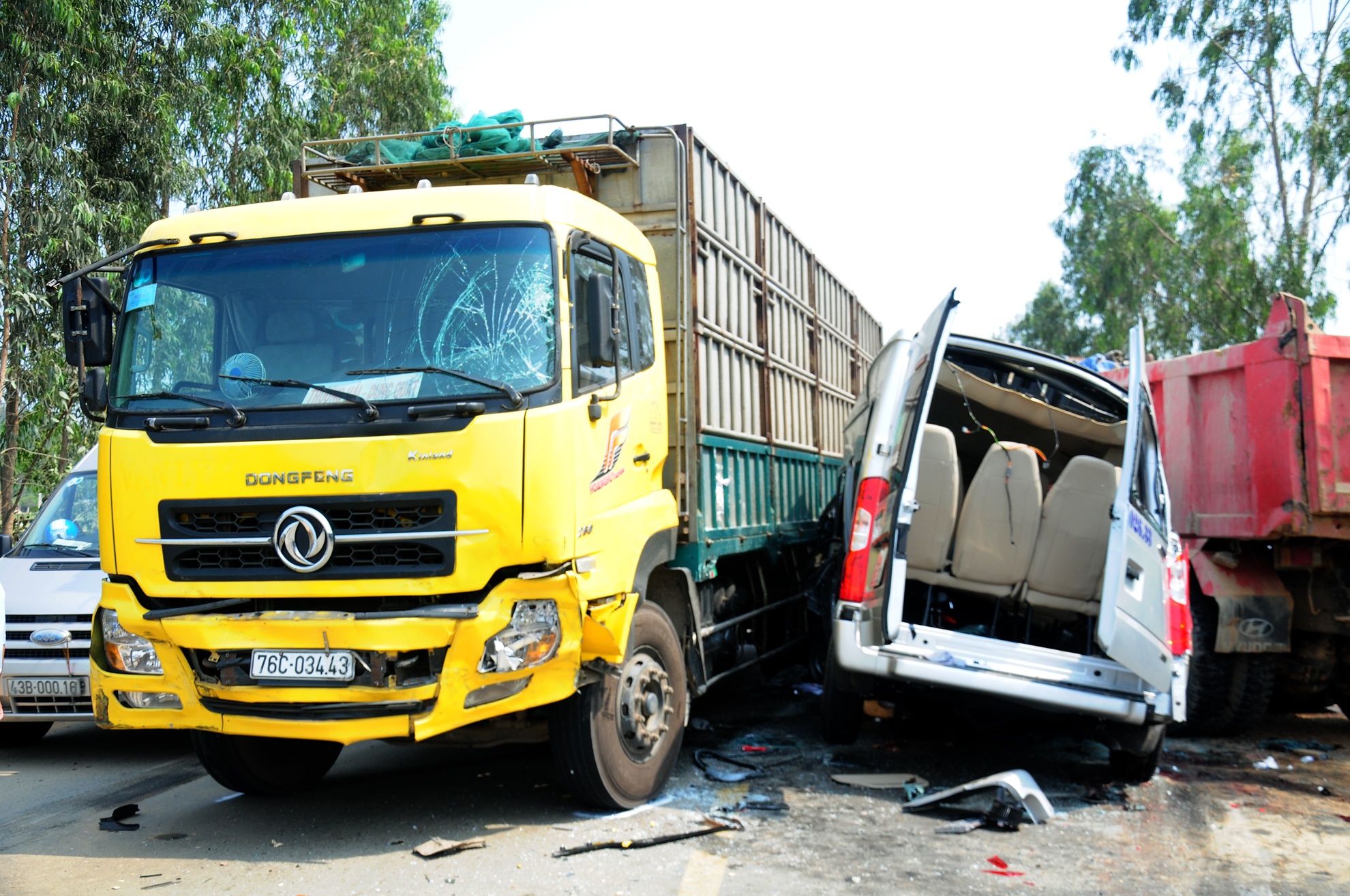 Vu tai nan 4 nguoi chet: Xe khach vuot au hinh anh