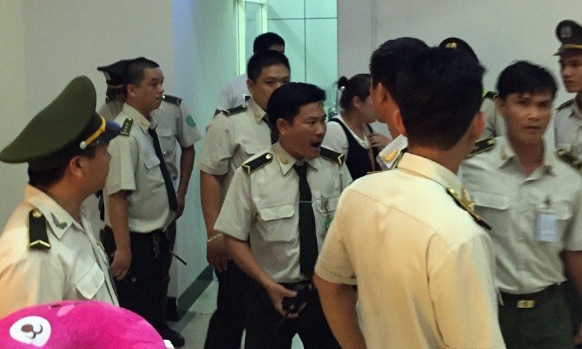 Nhan vien an ninh danh khach Trung Quoc o san bay hinh anh