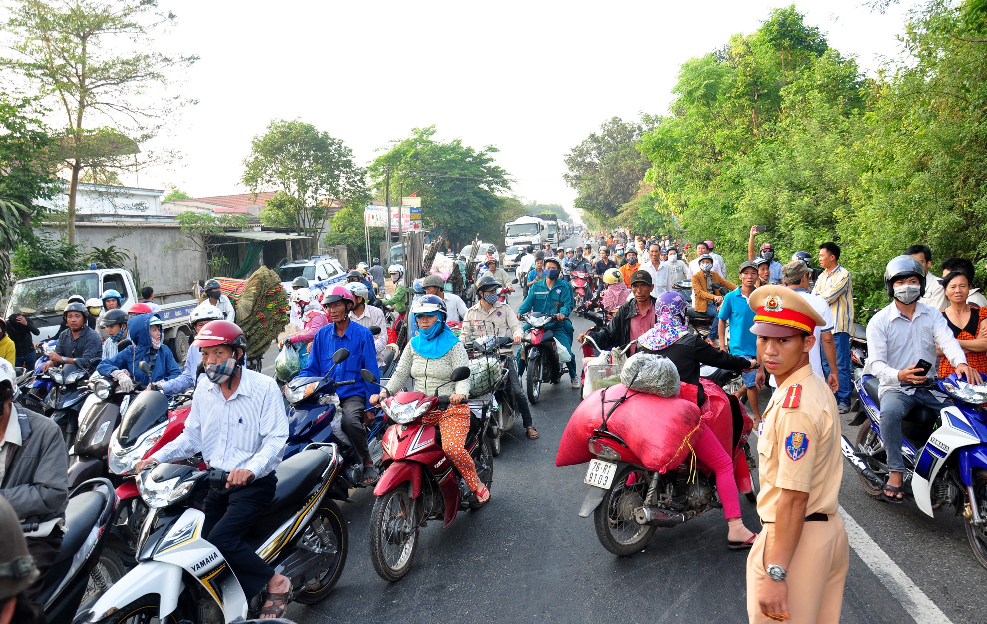 Tai nan giao thong,  xe khach dam xe tai,  tinh Quang Ngai anh 10