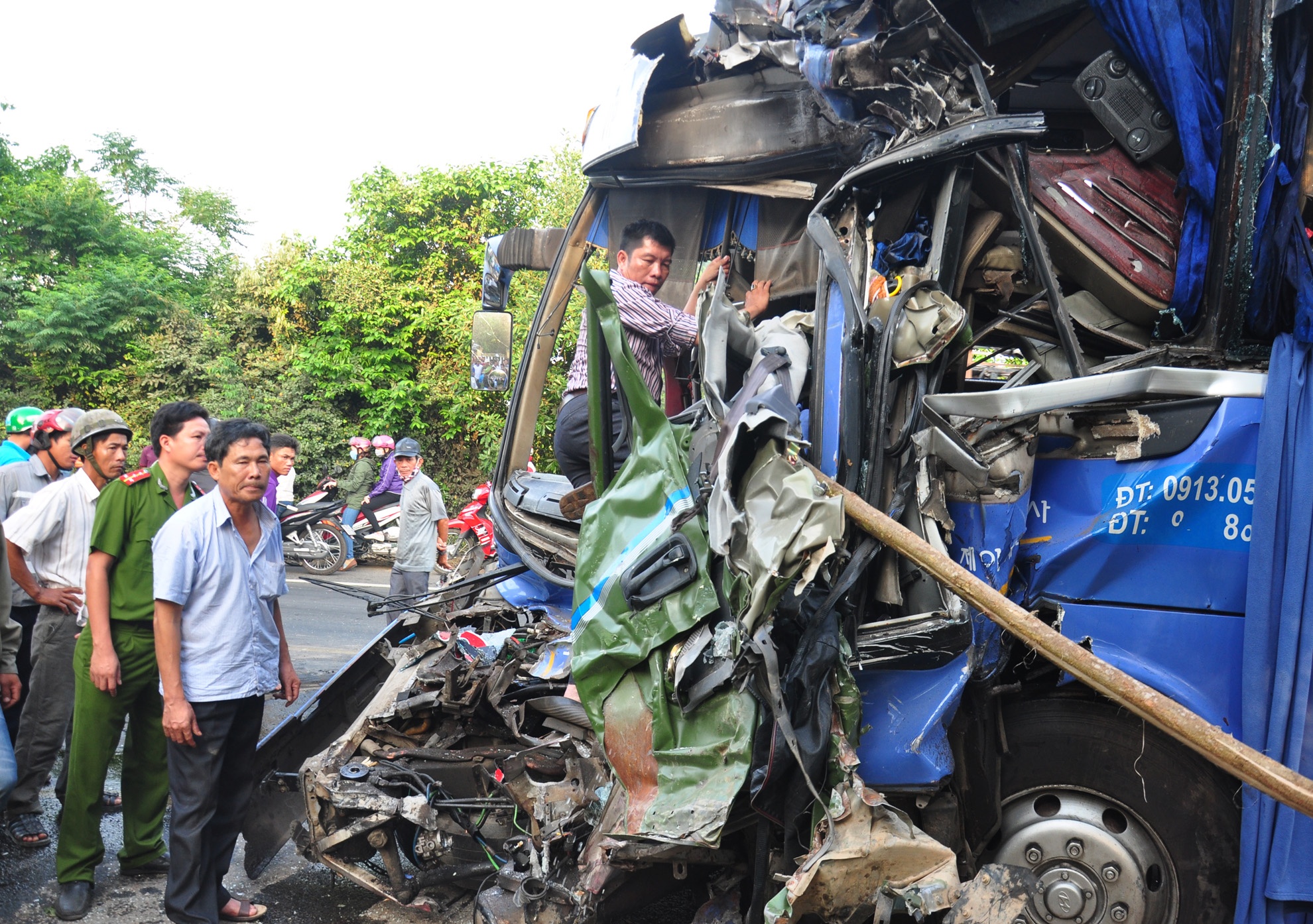 Ba cu 70 tuoi nam tho yeu ot trong chiec xe gap nan hinh anh