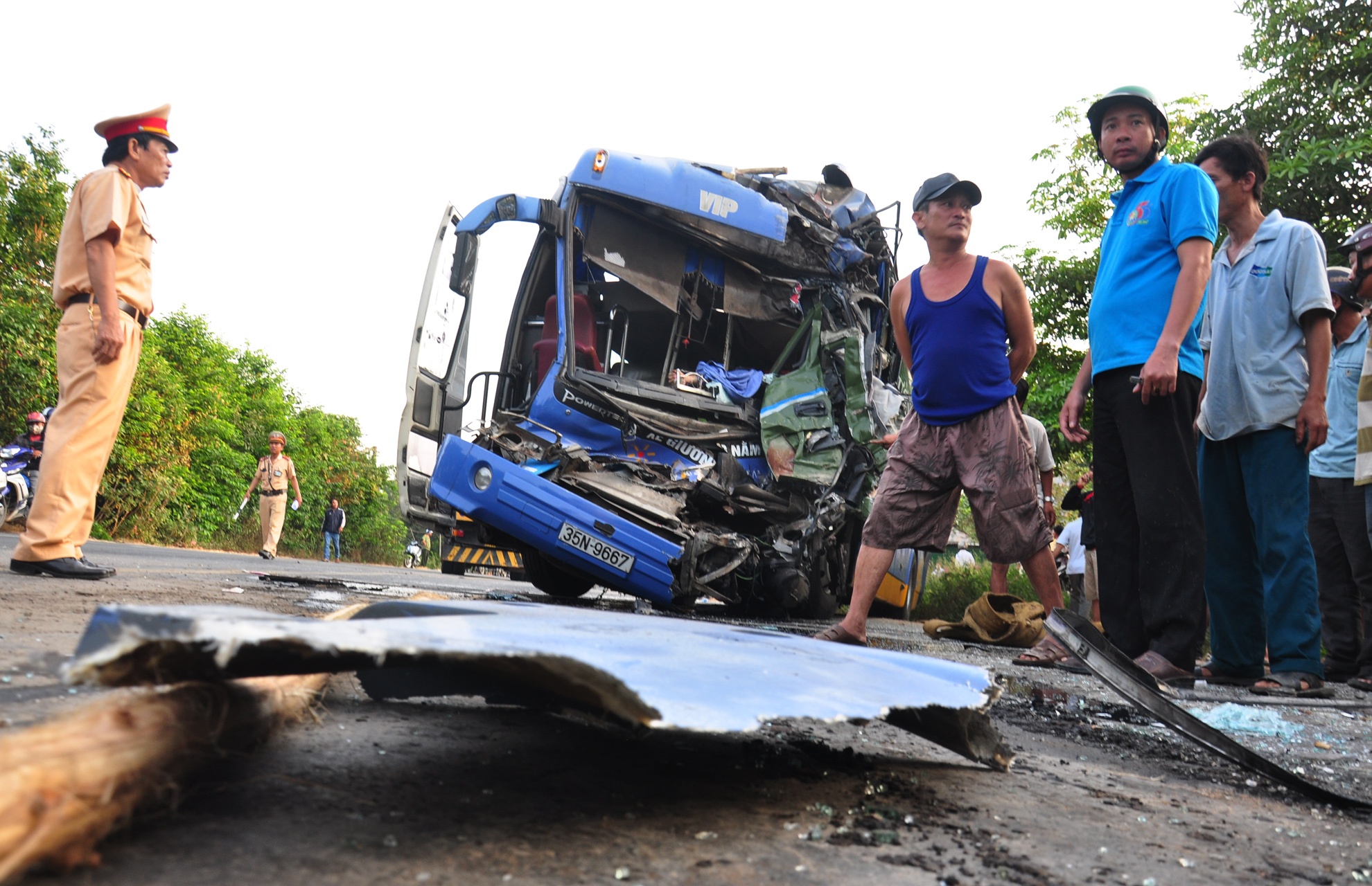 Hien truong 2 chiec xe vo nat sau vu tai nan hinh anh