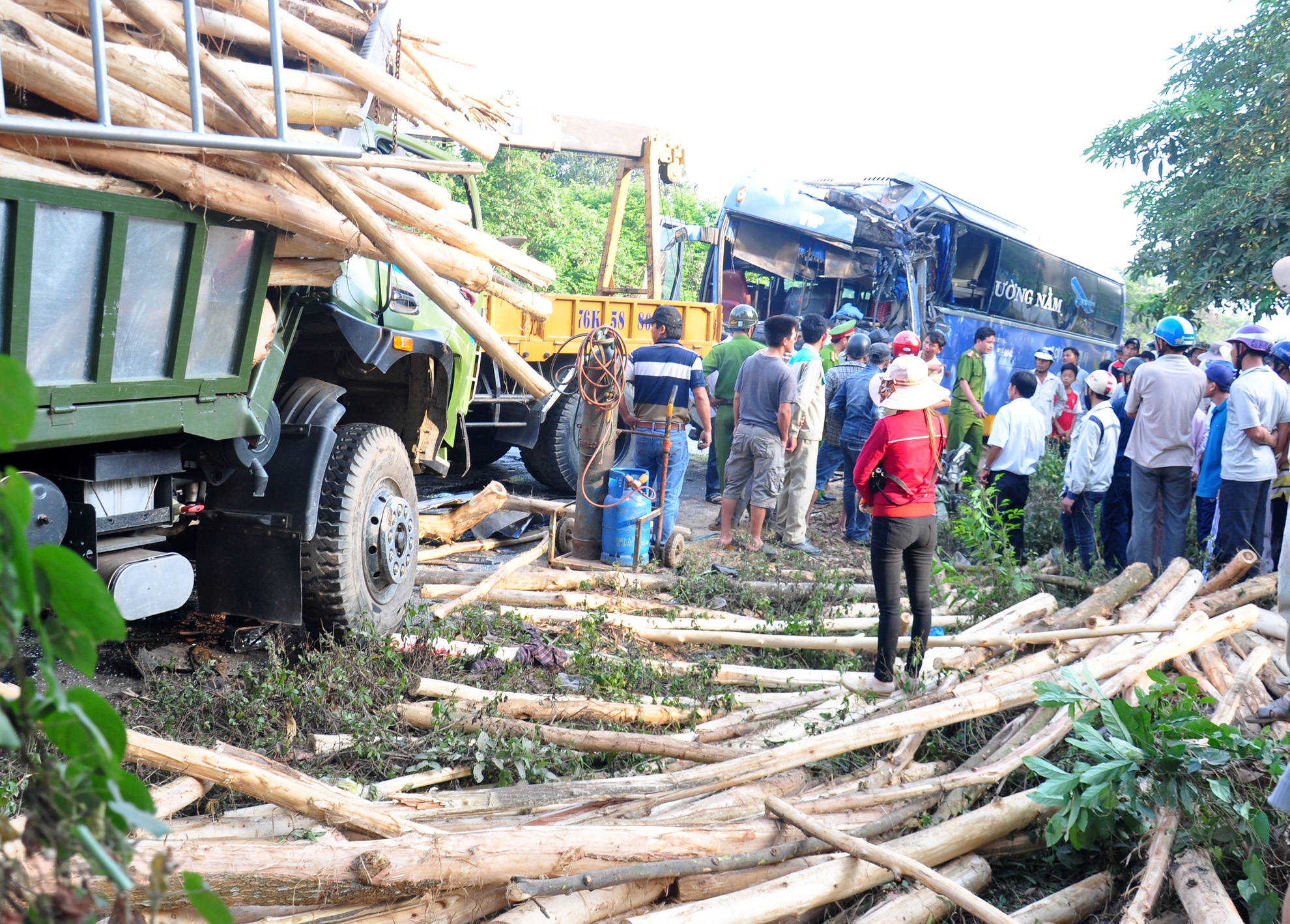 xe khách tông xe tải ở Quảng Ngãi ảnh 2 xe khach tong xe tai o Quang Ngai anh 2