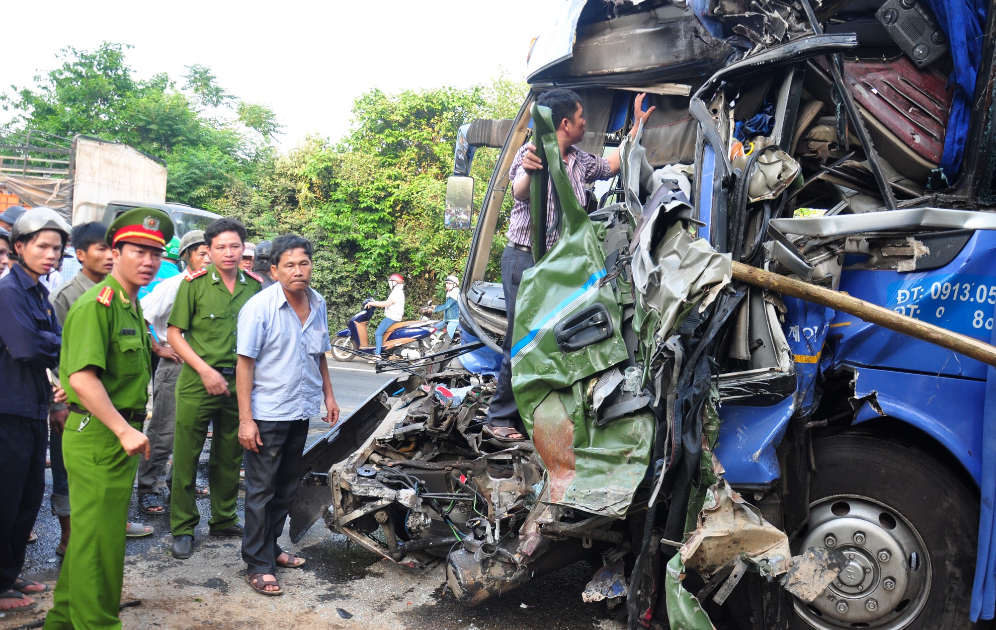 Tai nan giao thong,  xe khach dam xe tai,  tinh Quang Ngai anh 7