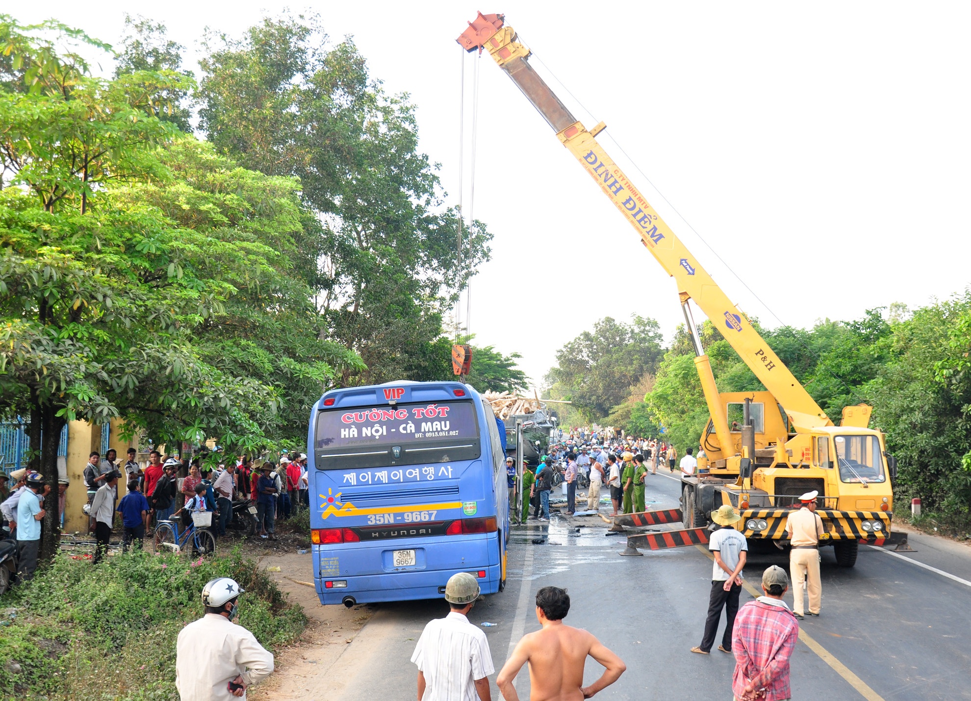 Tai nan giao thong,  xe khach dam xe tai,  tinh Quang Ngai anh 8