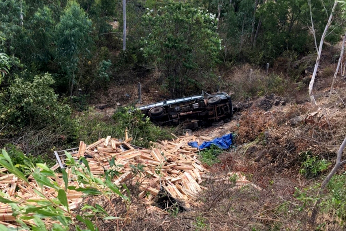 Xe tai roi xuong vuc sau, tai xe bi hat vang tu nan hinh anh