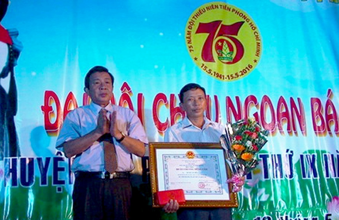 Trao tang Huan chuong dung cam cho thanh nien cuu nguoi hinh anh