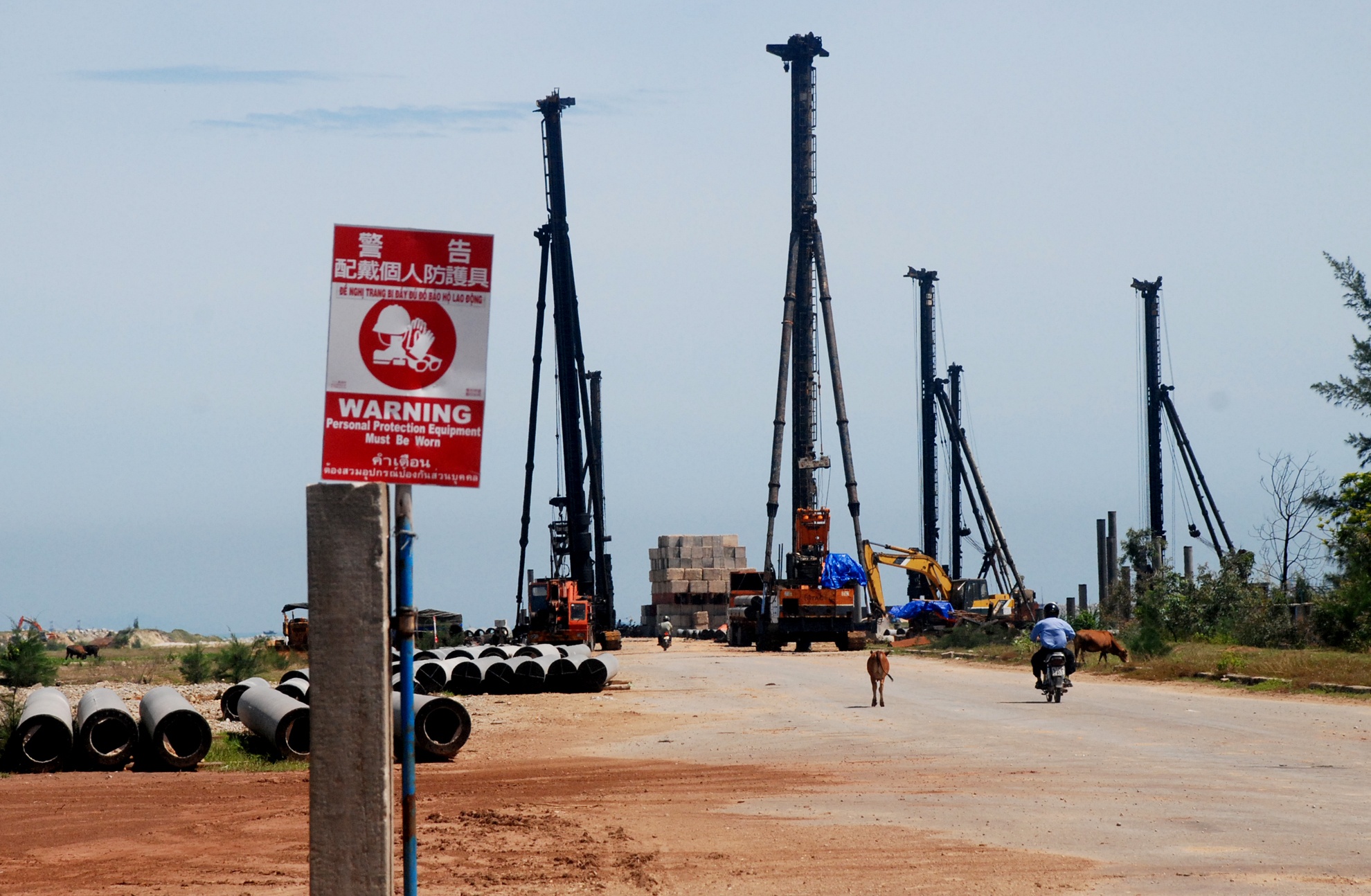 Du thep ty USD bo hoang,  Khu kinh te Dung Quat,  tinh Quang Ngai anh 1