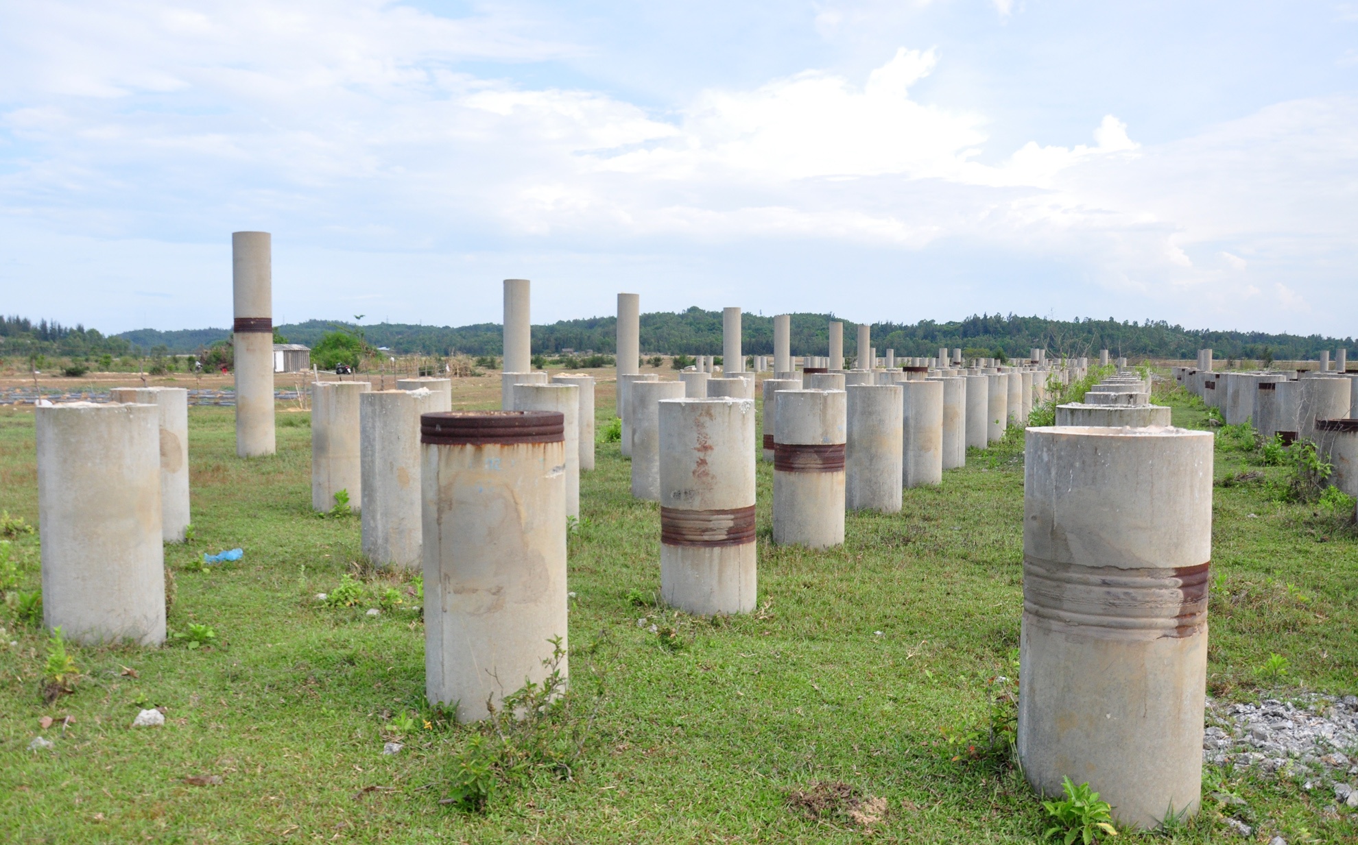 Du thep ty USD bo hoang,  Khu kinh te Dung Quat,  tinh Quang Ngai anh 2