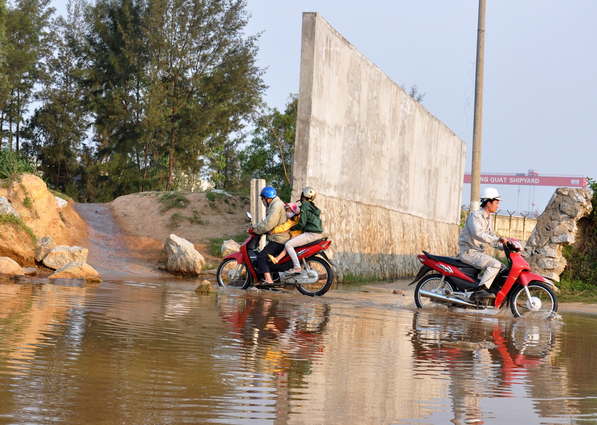 Du thep ty USD bo hoang,  Khu kinh te Dung Quat,  tinh Quang Ngai anh 6