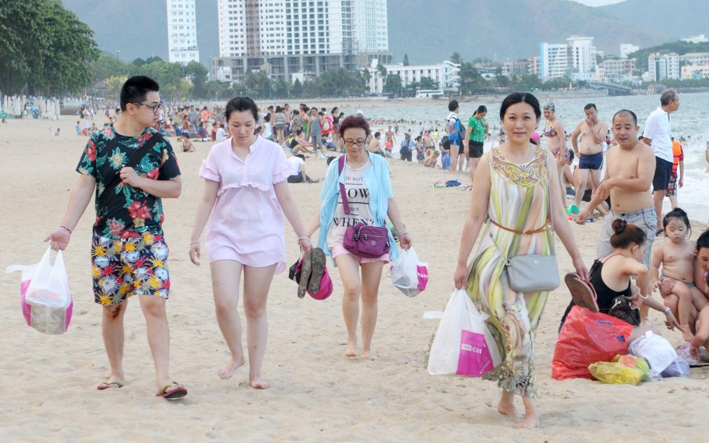 Nguoi Trung Quoc lam 'du lich chui' o Khanh Hoa hinh anh