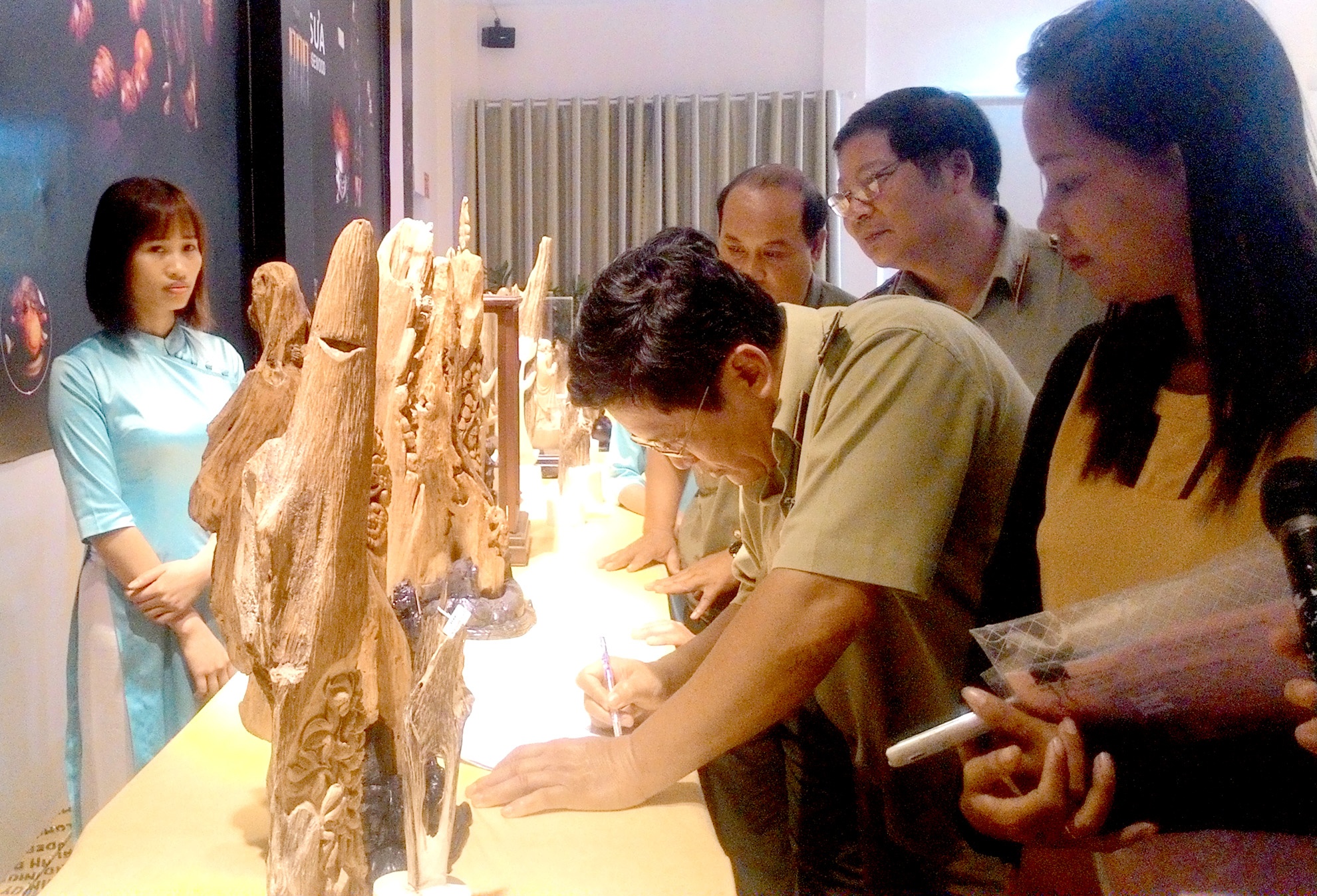 Khach Trung Quoc o at den Khanh Hoa bang 'tour khep kin' hinh anh