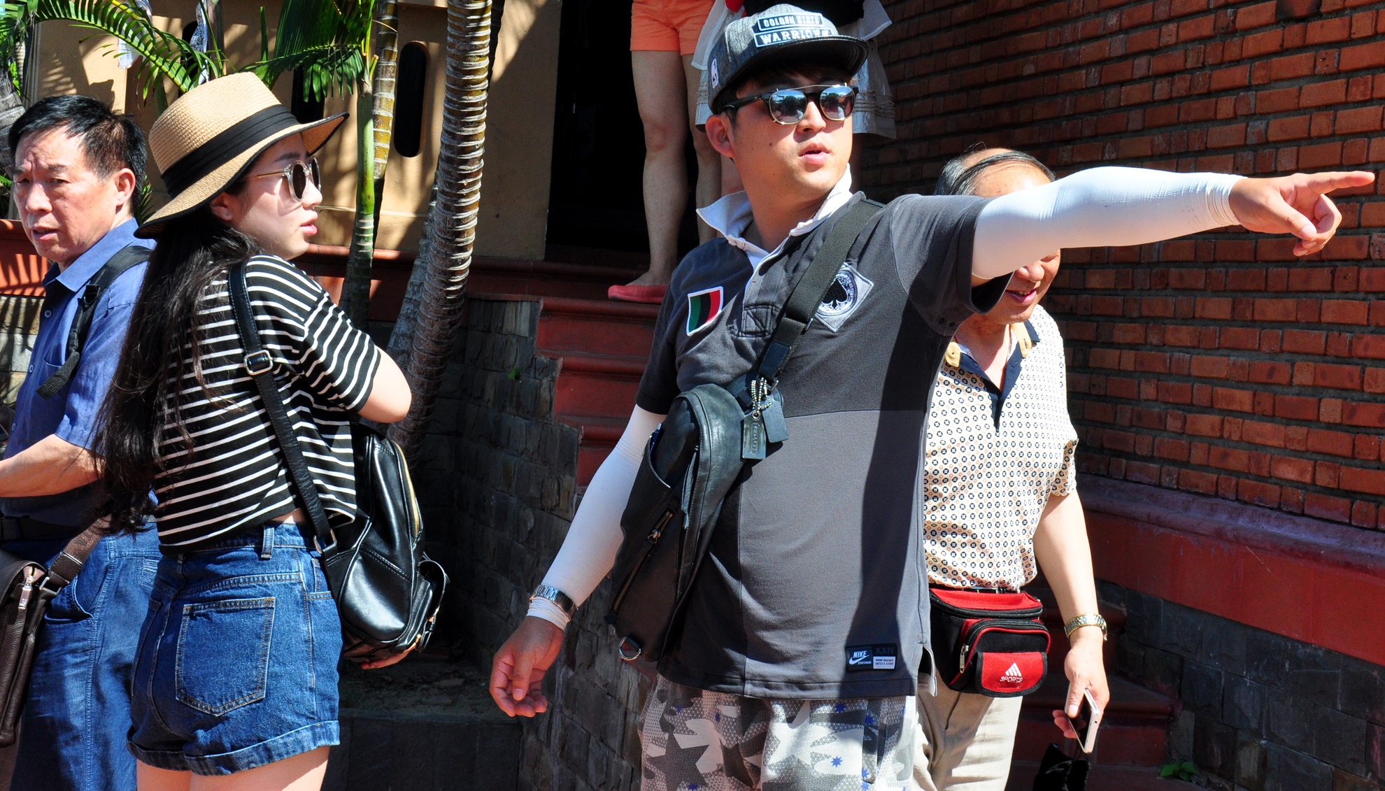 Huong dan vien Trung Quoc hanh nghe trai phep o Khanh Hoa hinh anh