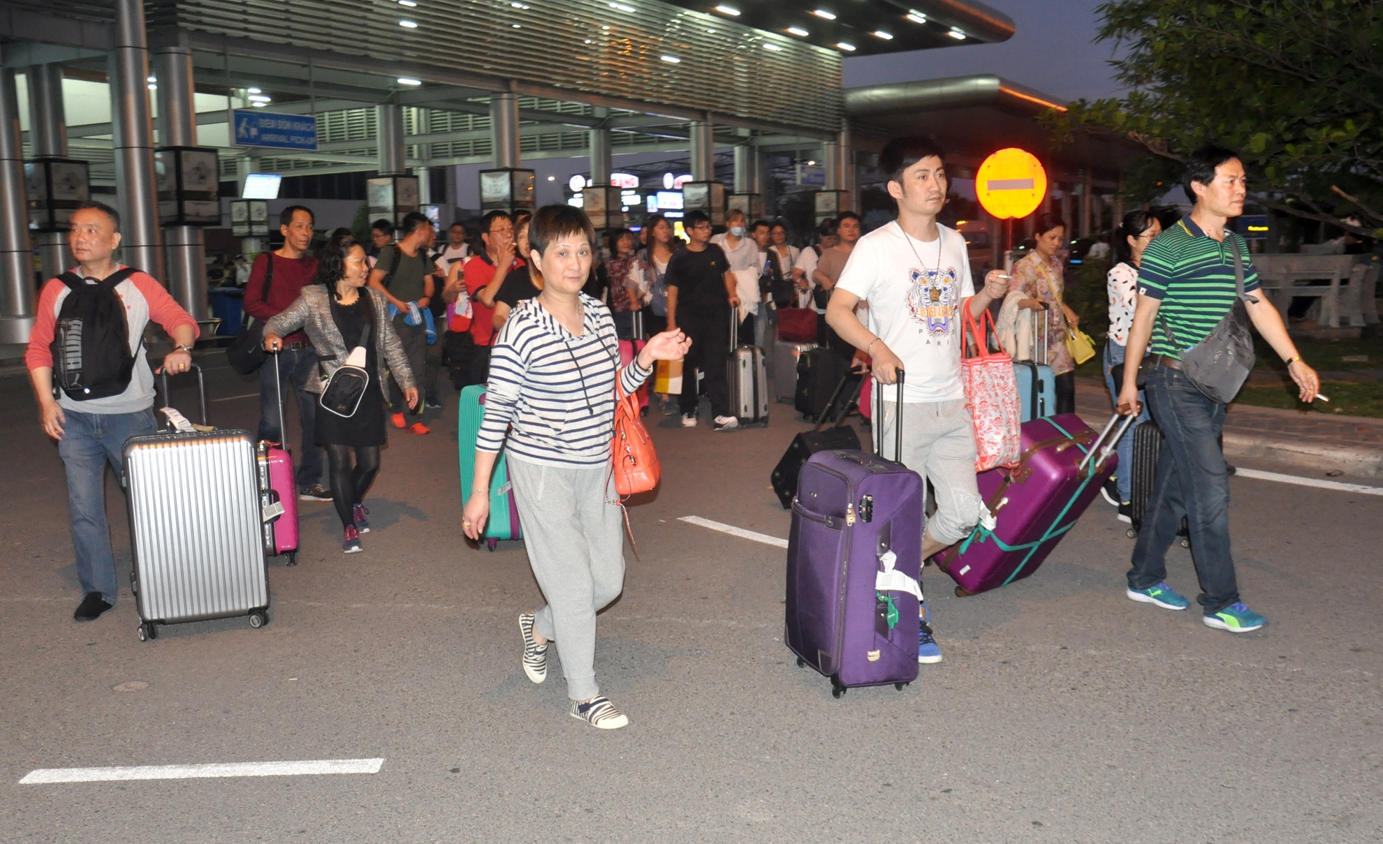 khach trung quoc den nha trang anh 12