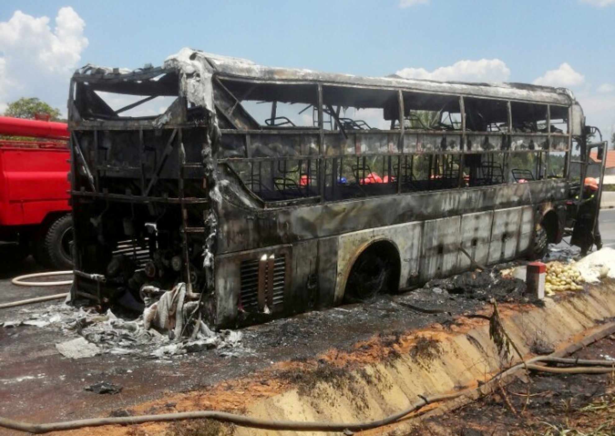 Hang chuc nguoi hoang loan tren xe khach boc chay hinh anh