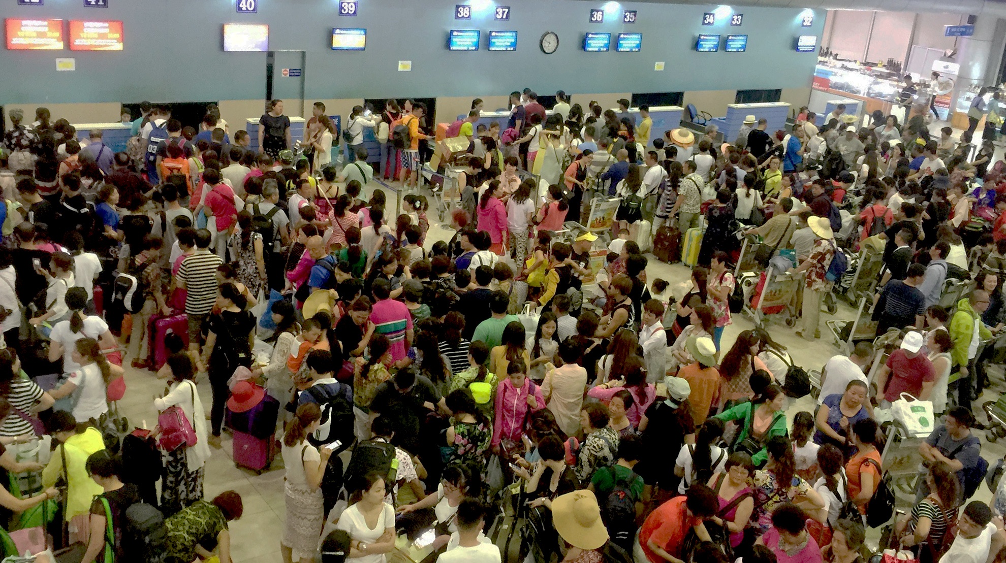 San bay Cam Ranh dong nghet khach Trung Quoc hinh anh
