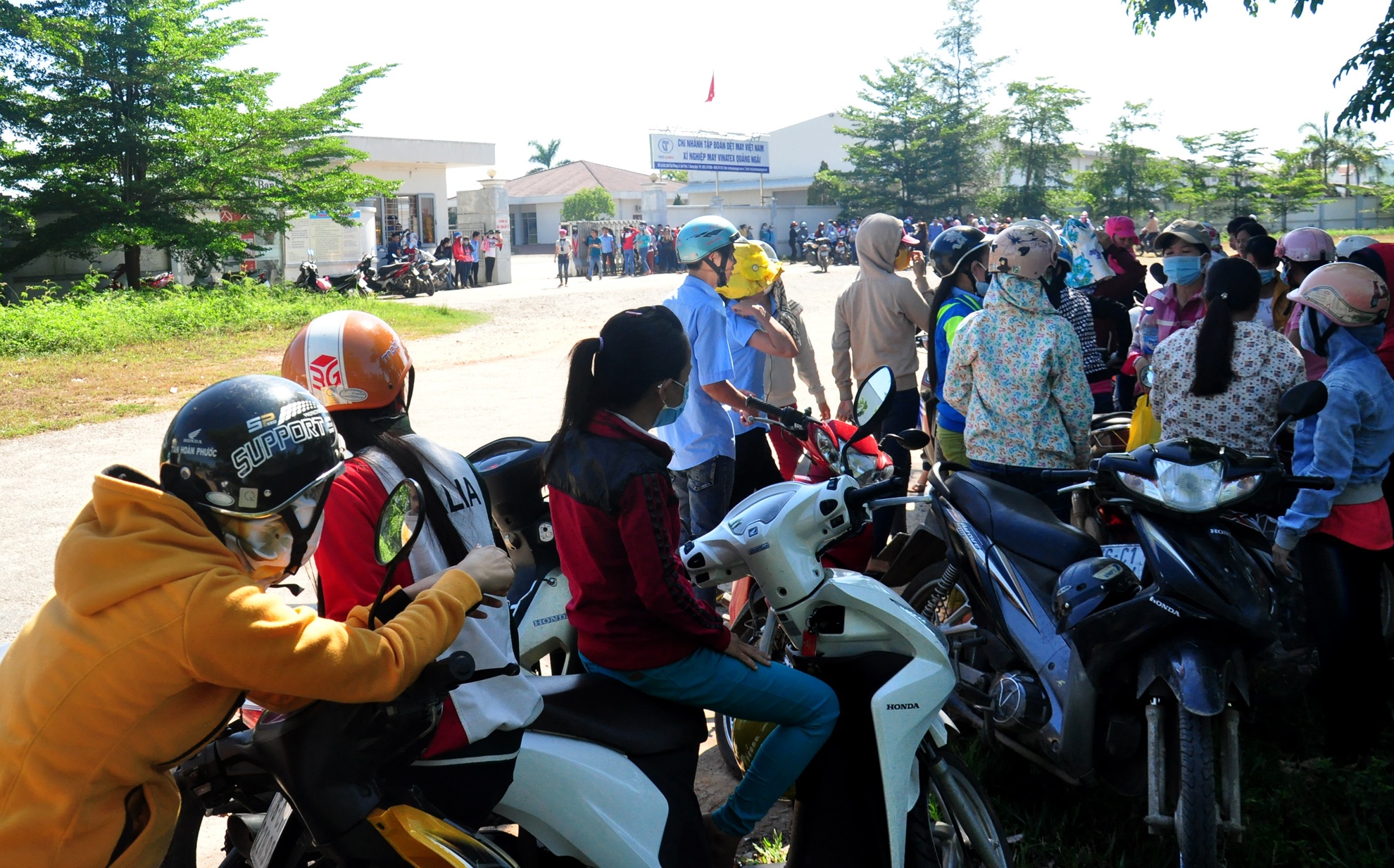 Hang tram nguoi lao dong ngung viec doi tang luong hinh anh