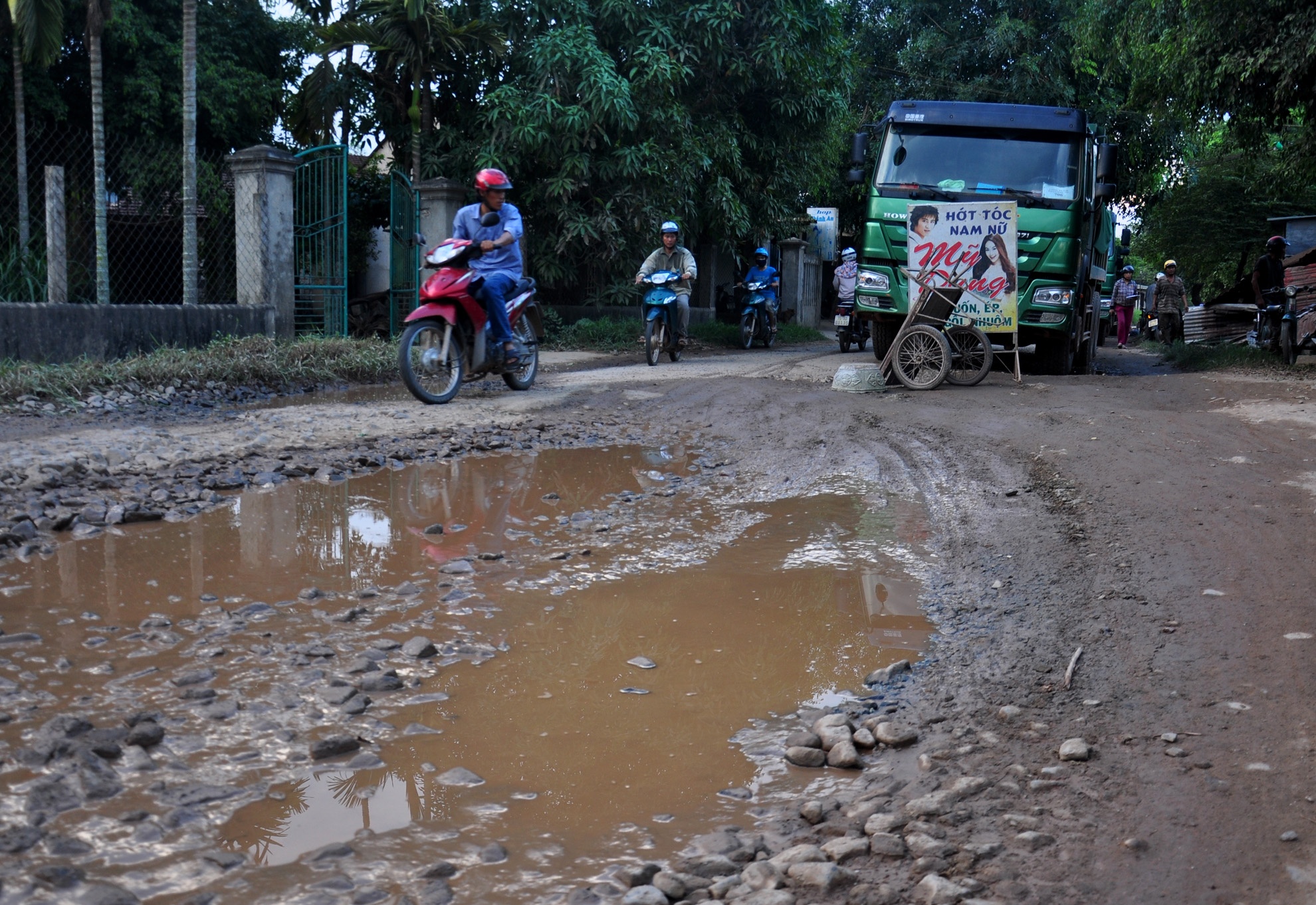 Dân chặn xe chở quá tải ảnh 1 Dan chan xe cho qua tai anh 1