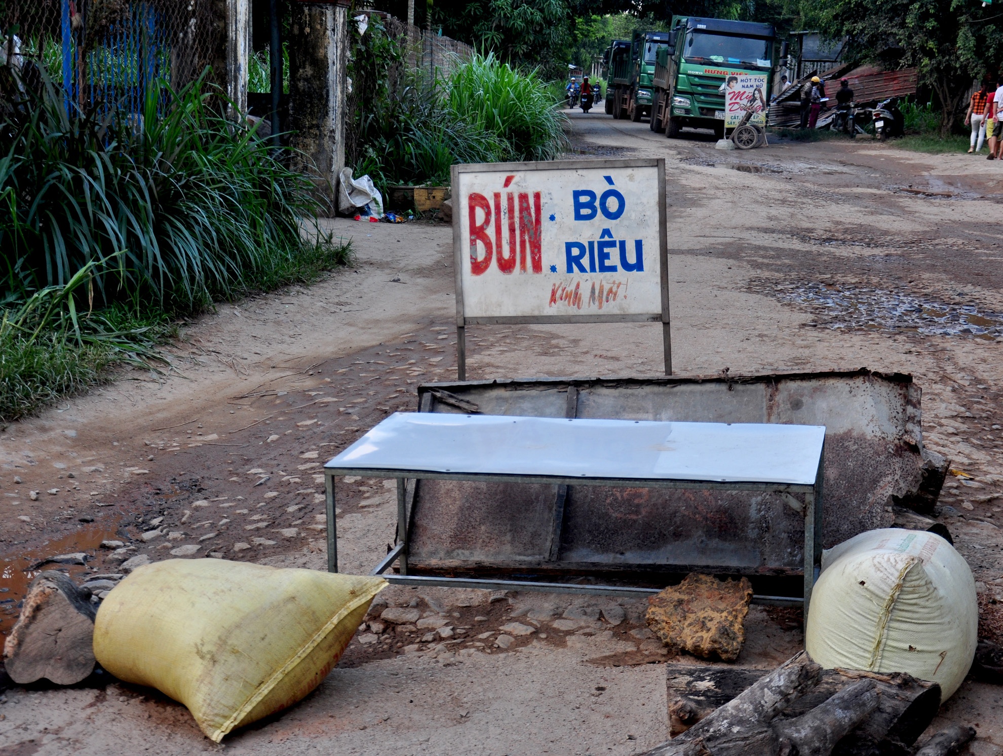 Xe qua tai dan ngang tren duong lang Quang Ngai hinh anh
