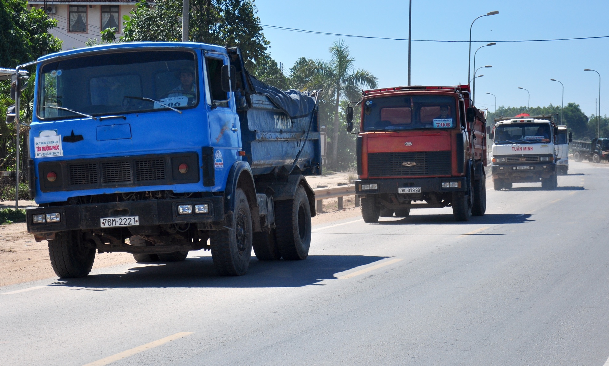 Khon kho vi xe cong trinh gay o nhiem anh 1