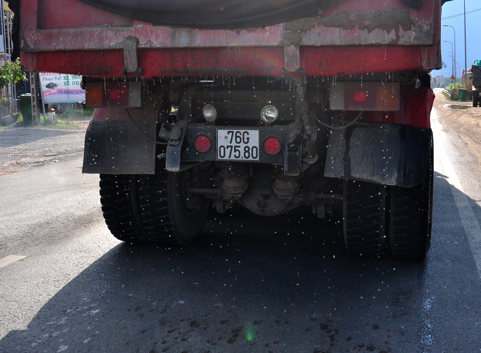 Dan khon kho vi xe cong trinh gay o nhiem hinh anh