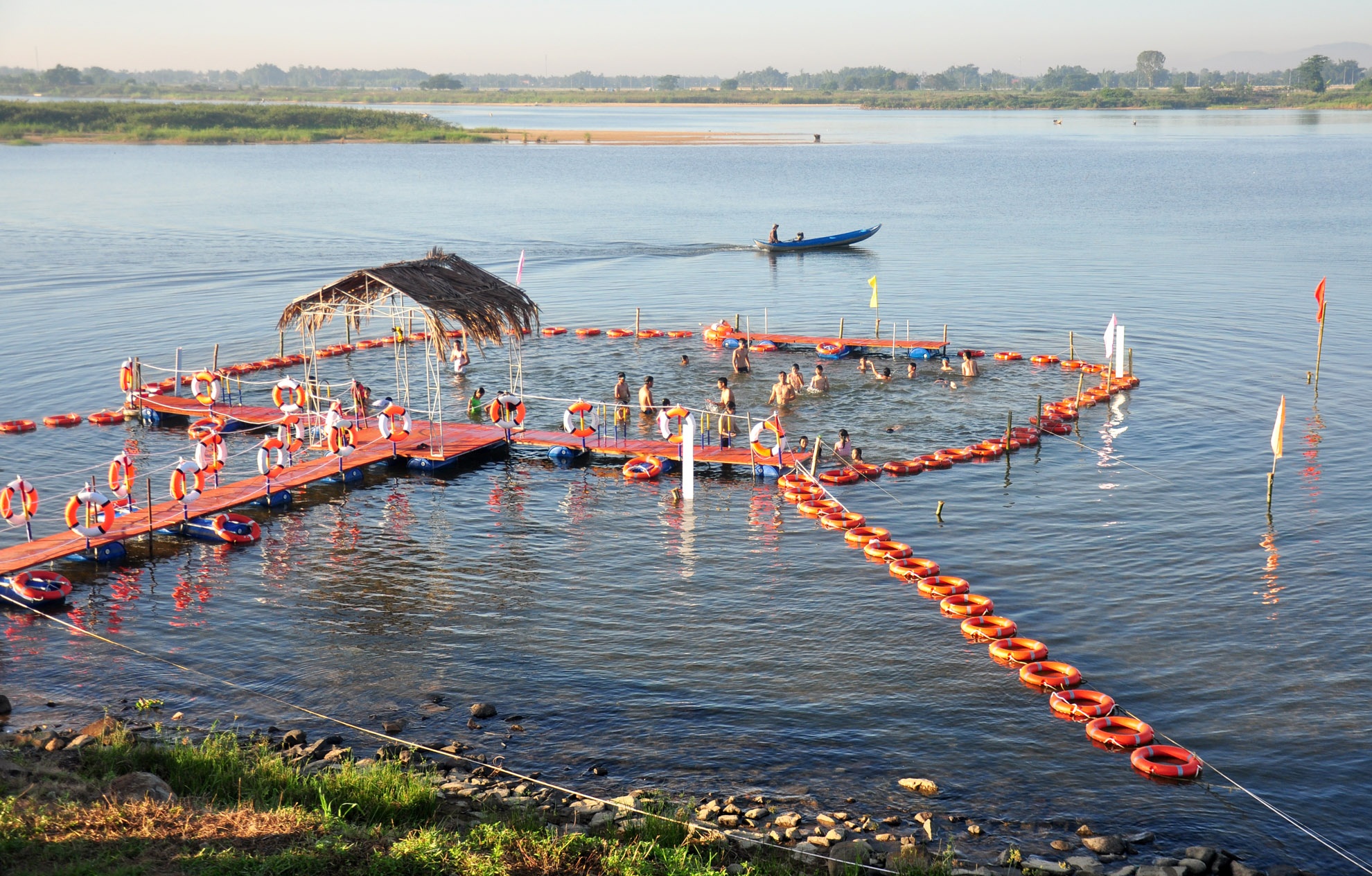 Phu huynh cho con hoc boi anh 1