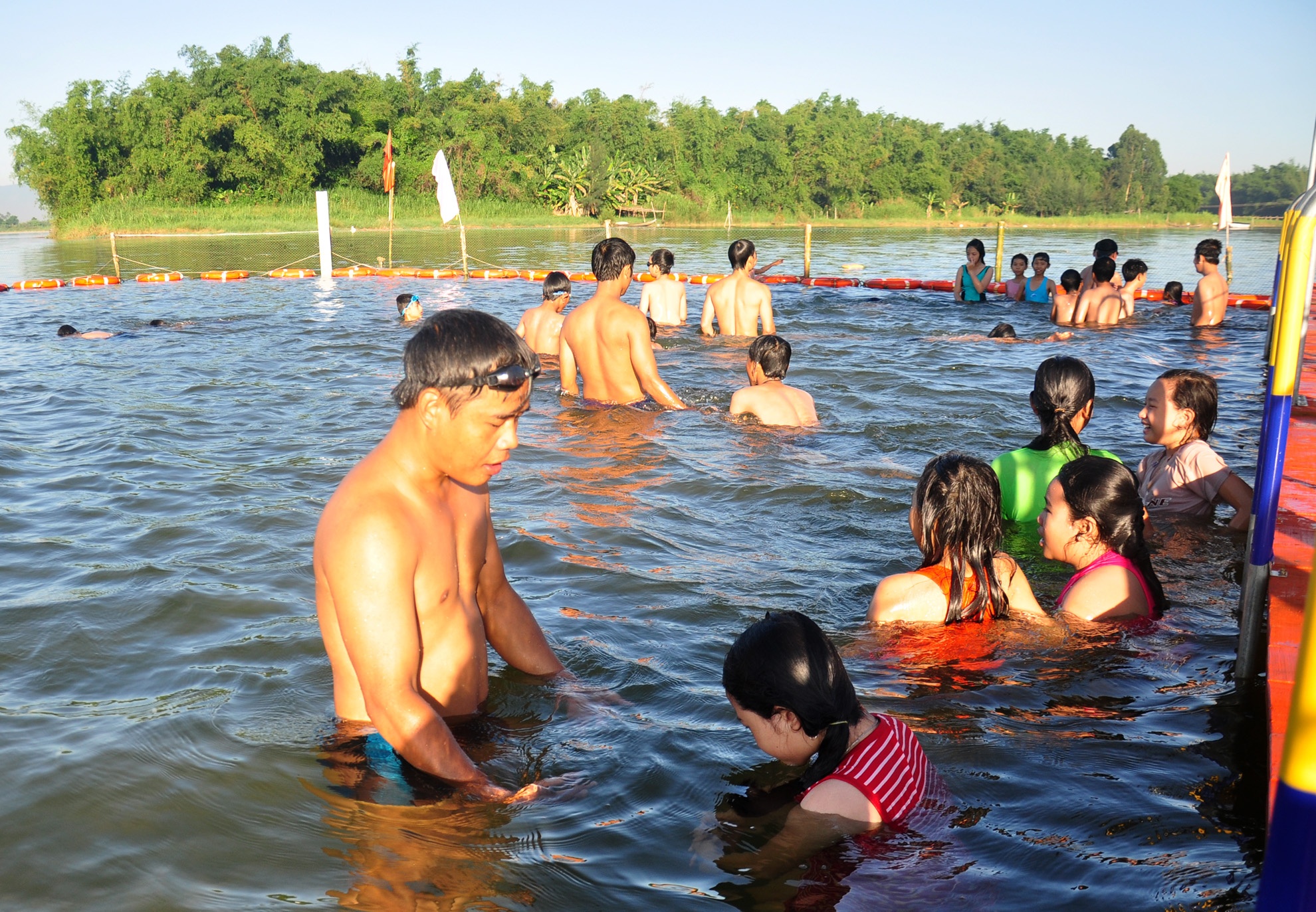 Phu huynh cho con hoc boi anh 5