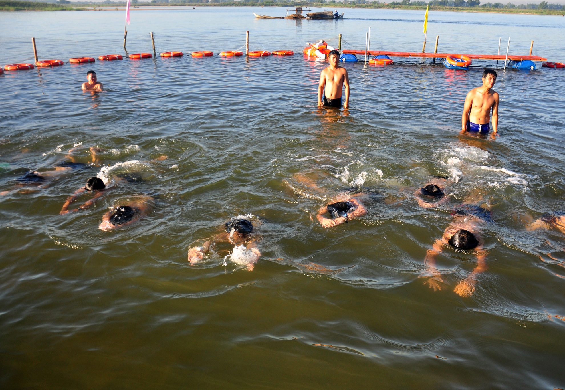 Quang Ngai mo lop day boi mien phi cho tre em vung nong thon hinh anh