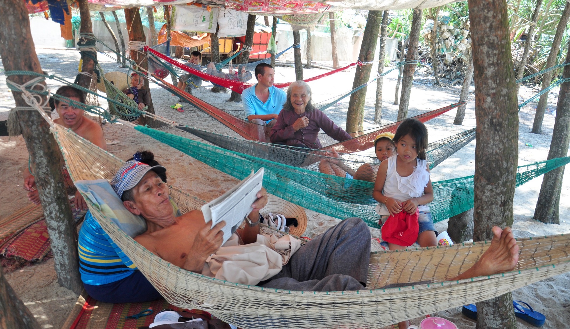 Hang tram nguoi ra rung duong ven bien dung leu tranh nong hinh anh