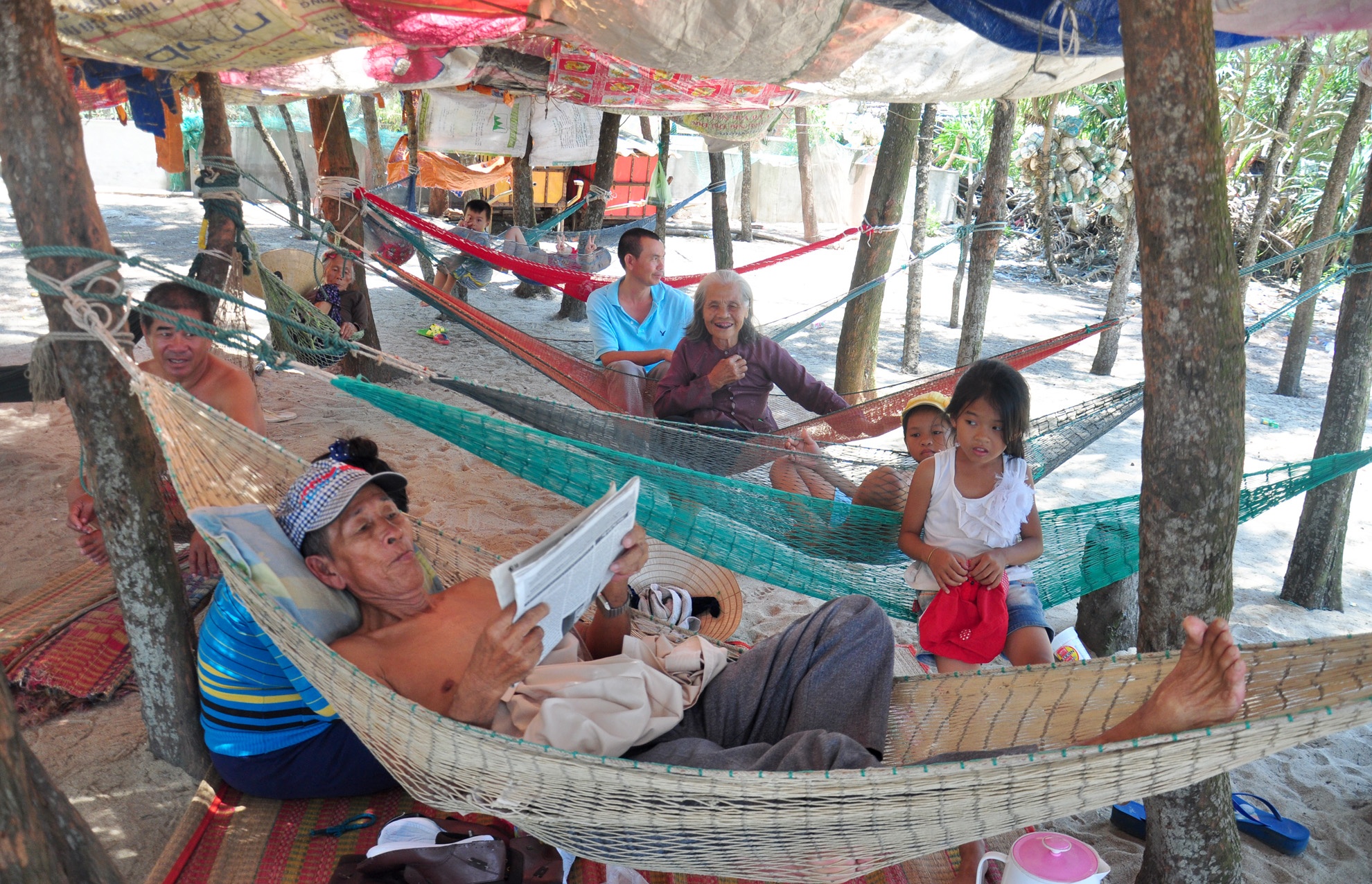 Dan dung leu bat duoi rung duong ven bien tron nong hinh anh