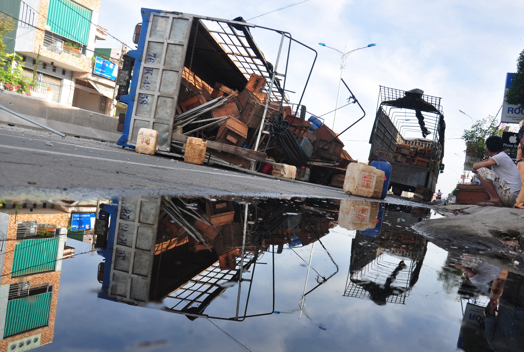 Xe tai lat tren quoc lo 1 anh 1