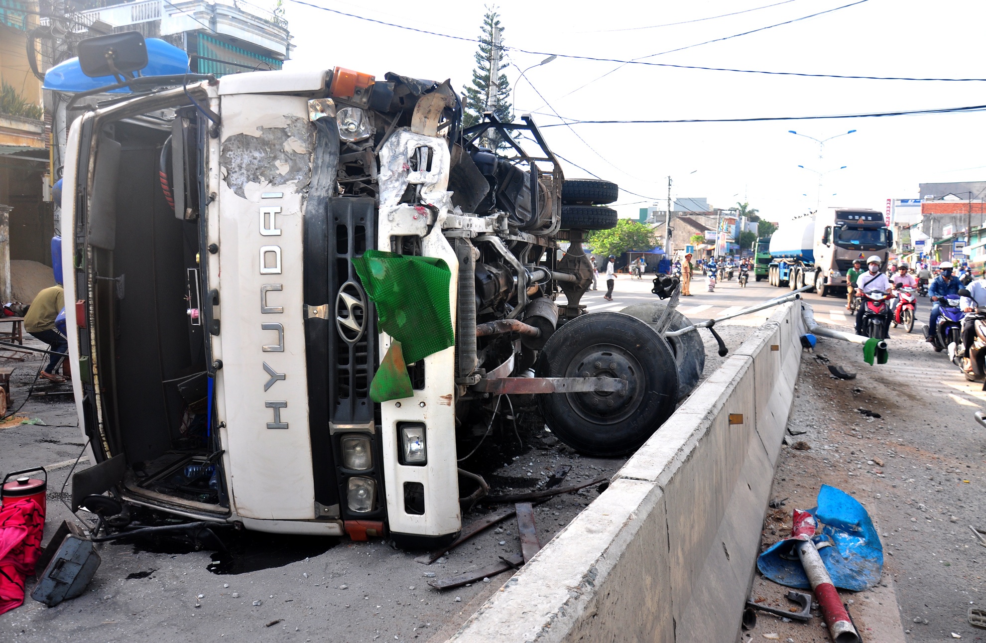 Xe tai lat, hang nghin con ong bay loan tren quoc lo hinh anh