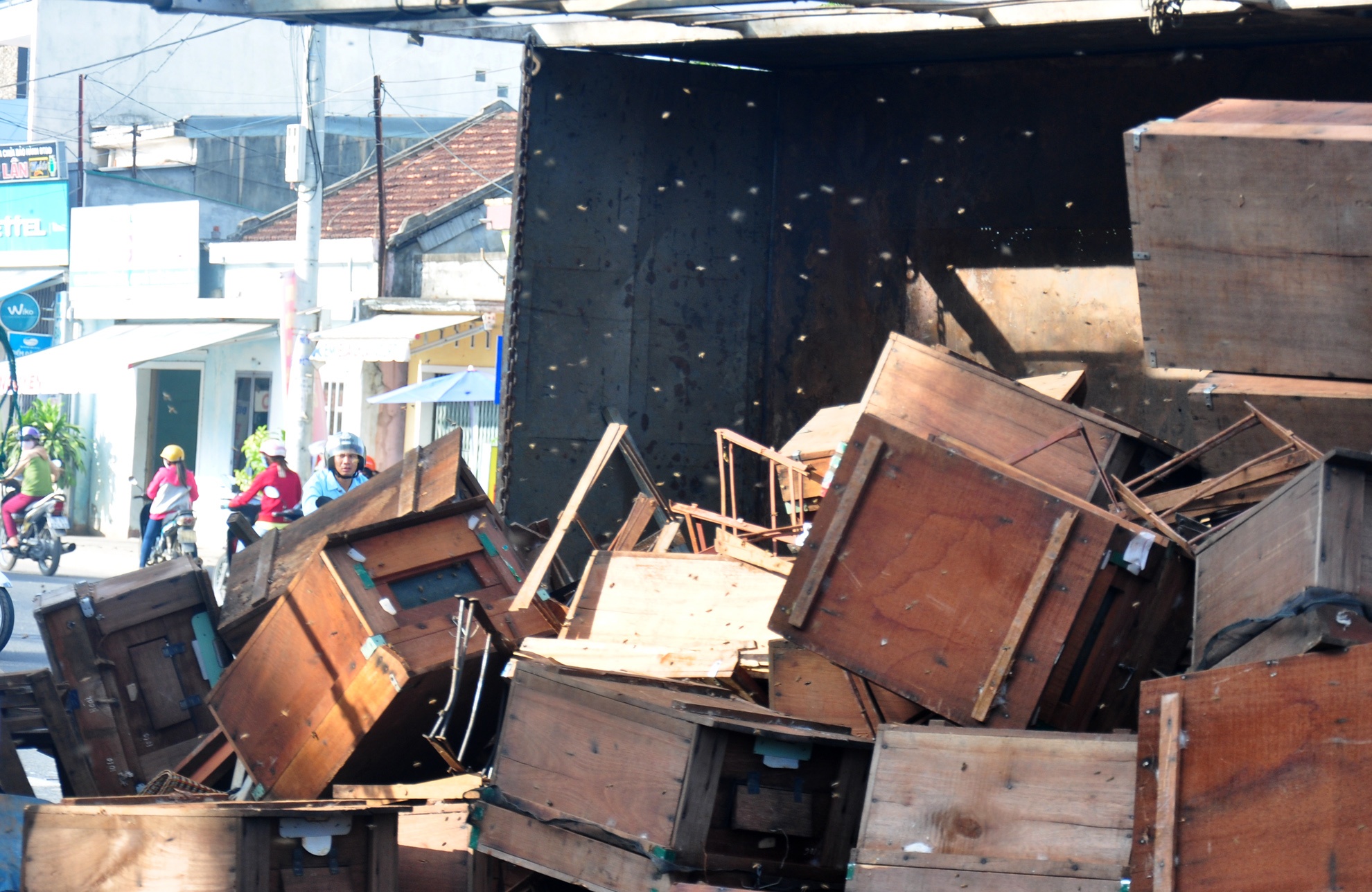 Xe tai lat, ong bay tan loan uy hiep nguoi di duong hinh anh