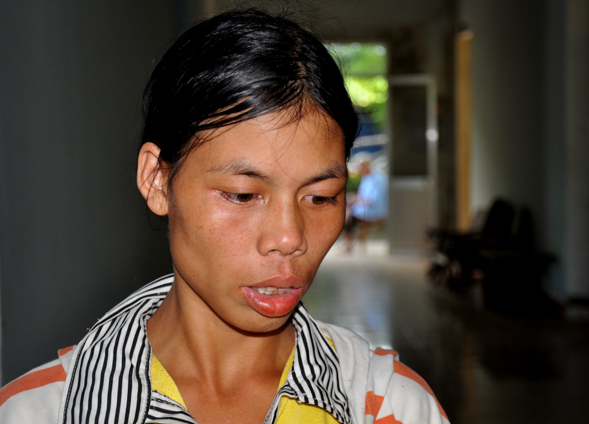 Gia canh bi dat cua nguoi om con nhay lau benh vien tu tu hinh anh