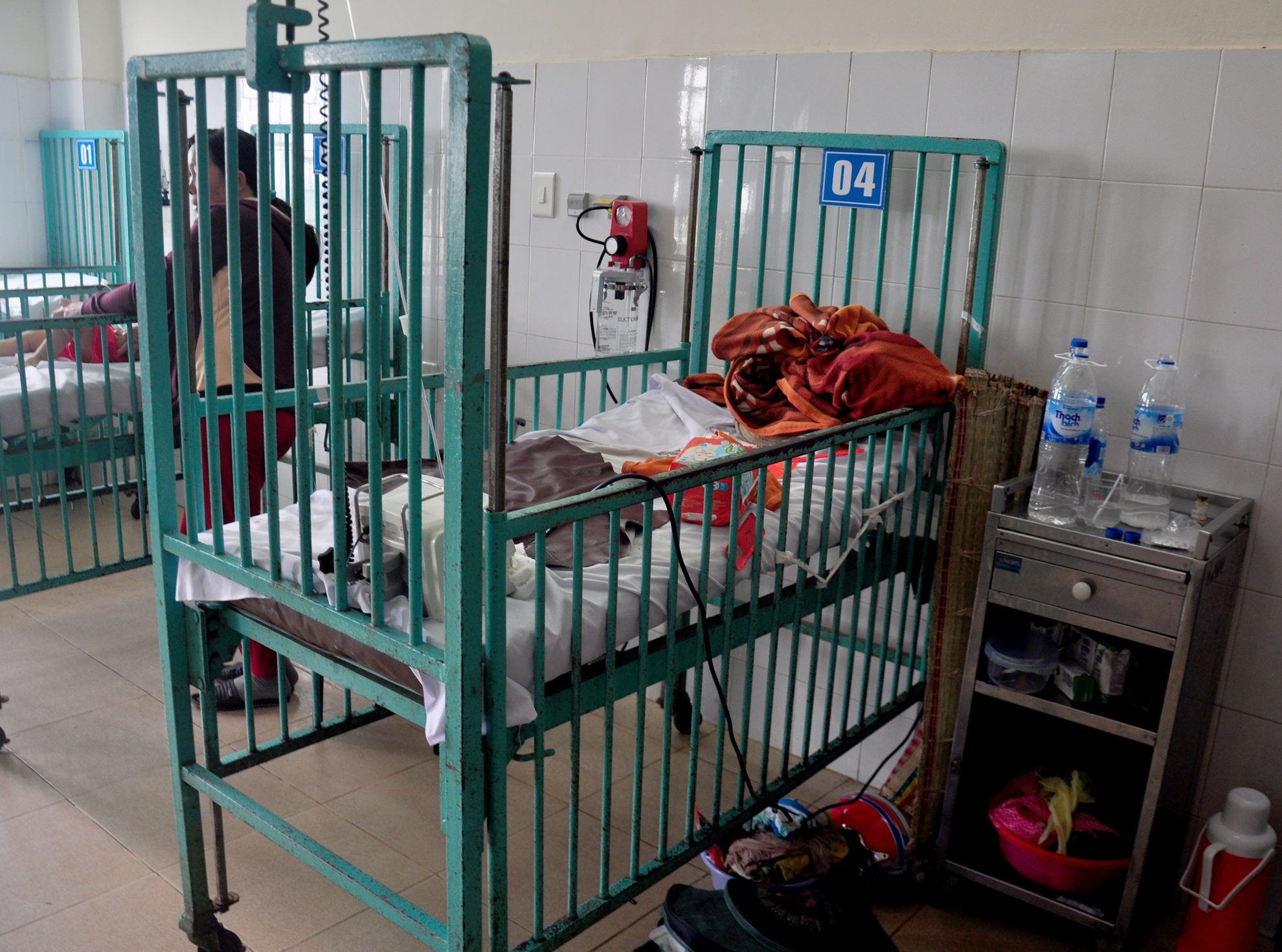 Cha om con 28 thang tuoi nhay lau benh vien tu tu hinh anh